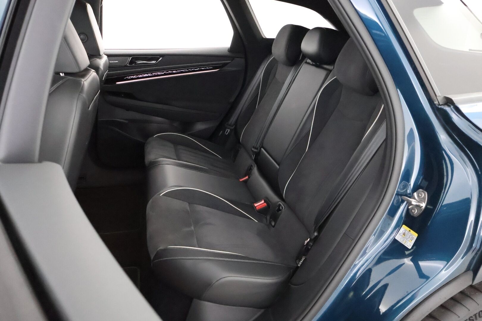 VOLKSWAGEN ID.7 2025 Tourer Pro 210 kW Akku 77 kWh - 2,99 % KORKOTARJOUS TÄHÄN AUTOON - Lämpöpumppu / Harman & Kardon / Ilmastoidut & Hierovat Comfort Penkit / Koukku / iQ Matrix LED / Lasikatto / Supervarusteet!