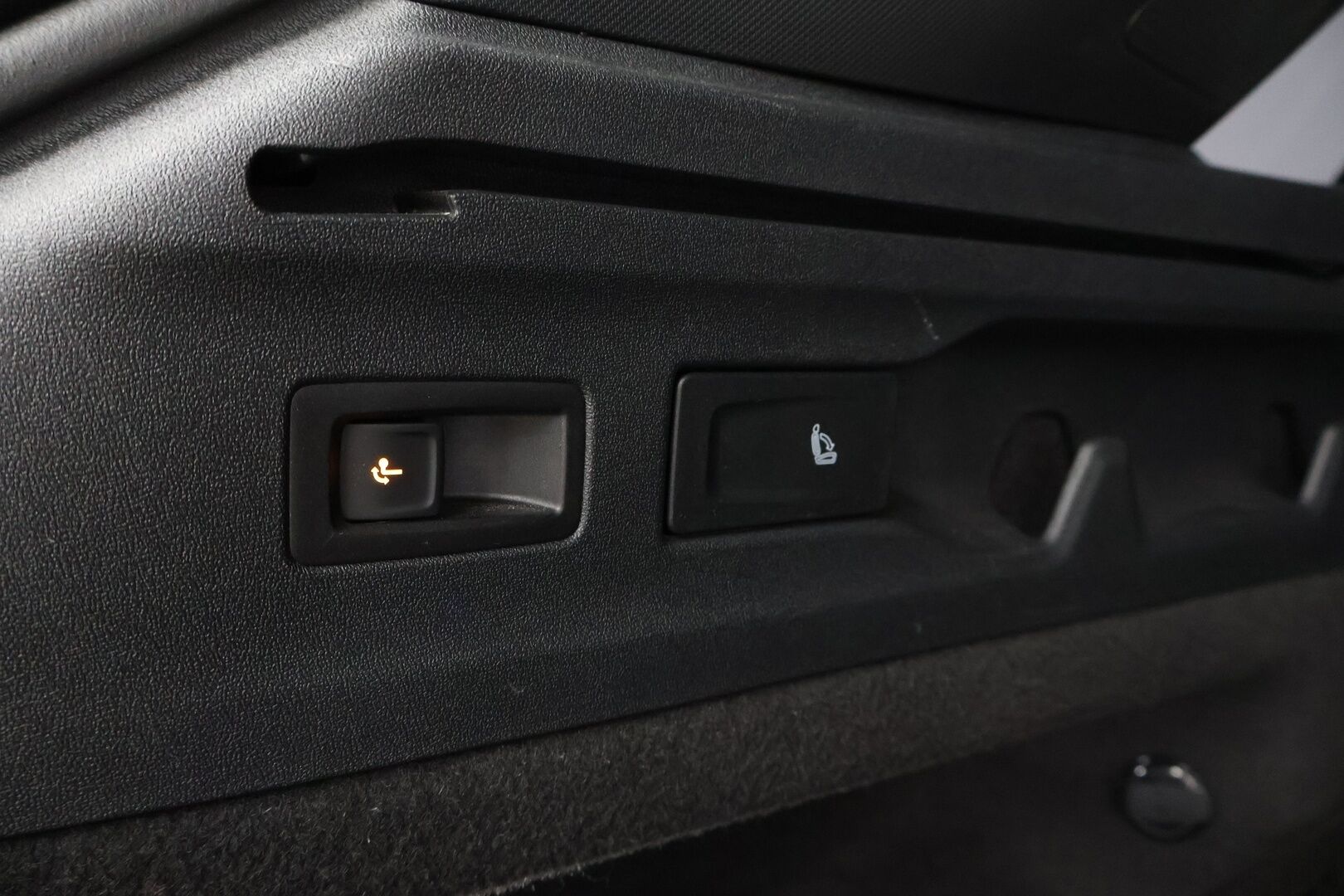 VOLKSWAGEN ID.7 2025 Tourer Pro 210 kW Akku 77 kWh - 2,99 % KORKOTARJOUS TÄHÄN AUTOON - Lämpöpumppu / Harman & Kardon / Ilmastoidut & Hierovat Comfort Penkit / Koukku / iQ Matrix LED / Lasikatto / Supervarusteet!
