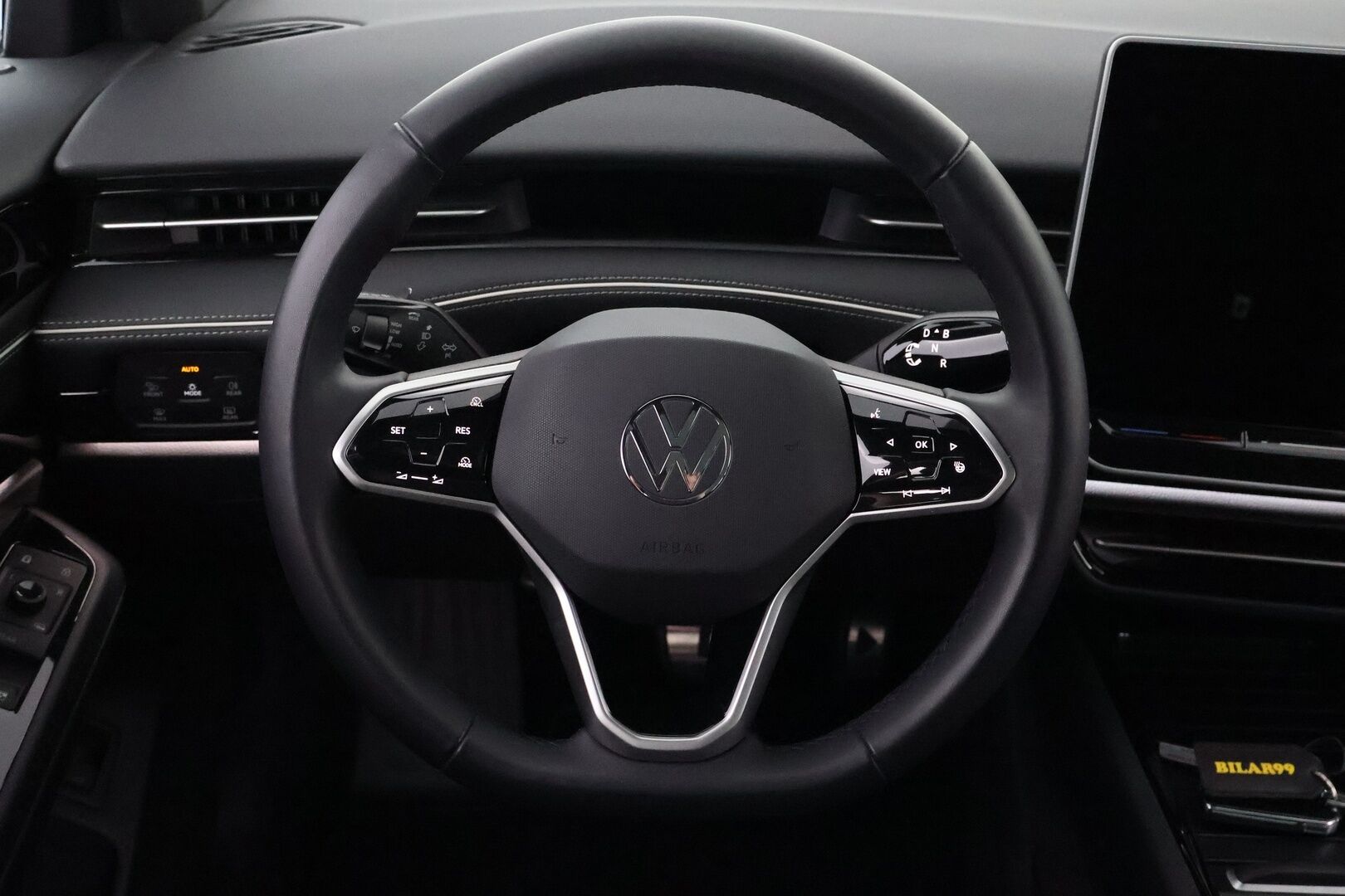 VOLKSWAGEN ID.7 2025 Tourer Pro 210 kW Akku 77 kWh - 2,99 % KORKOTARJOUS TÄHÄN AUTOON - Lämpöpumppu / Harman & Kardon / Ilmastoidut & Hierovat Comfort Penkit / Koukku / iQ Matrix LED / Lasikatto / Supervarusteet!