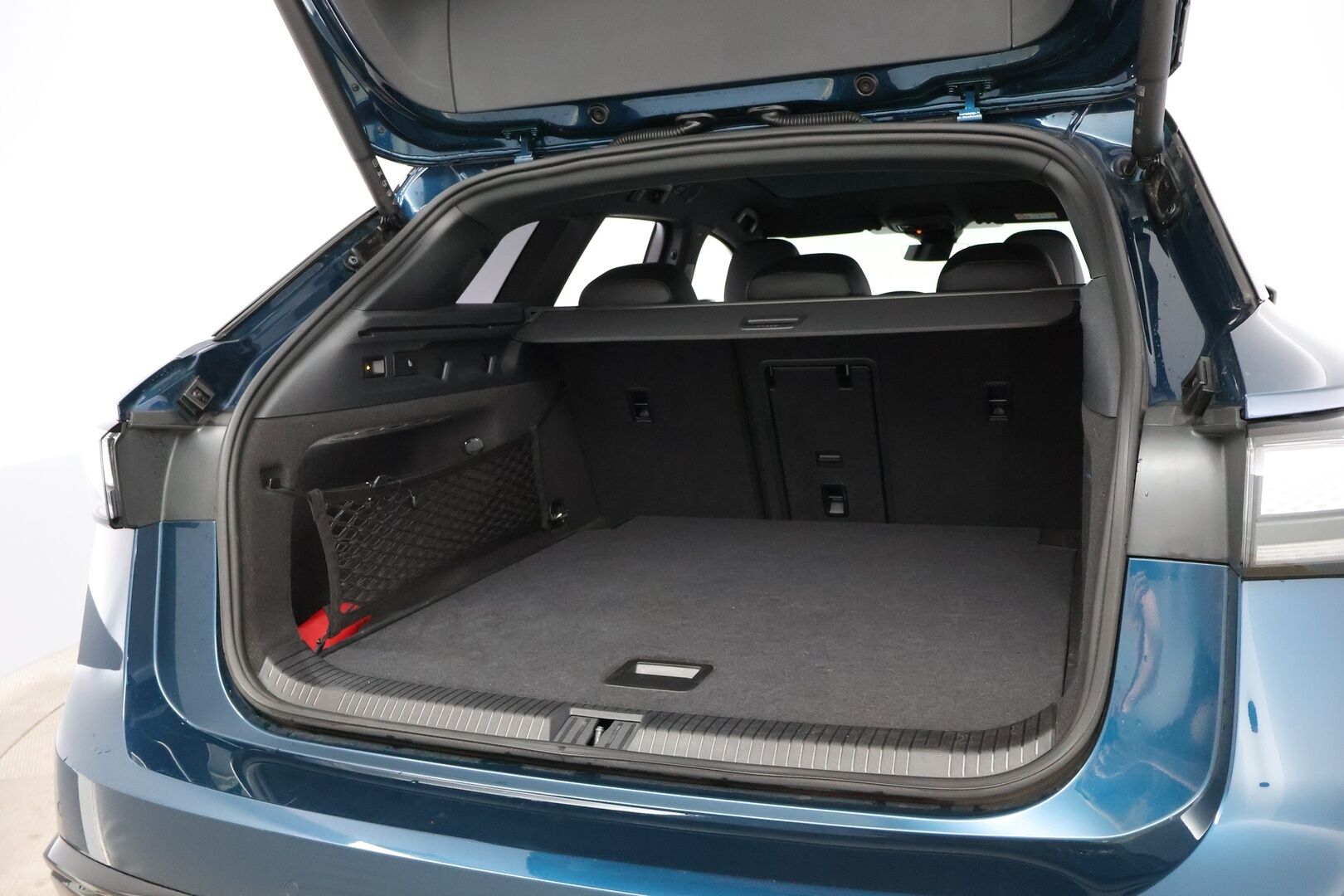 VOLKSWAGEN ID.7 2025 Tourer Pro 210 kW Akku 77 kWh - 2,99 % KORKOTARJOUS TÄHÄN AUTOON - Lämpöpumppu / Harman & Kardon / Ilmastoidut & Hierovat Comfort Penkit / Koukku / iQ Matrix LED / Lasikatto / Supervarusteet!