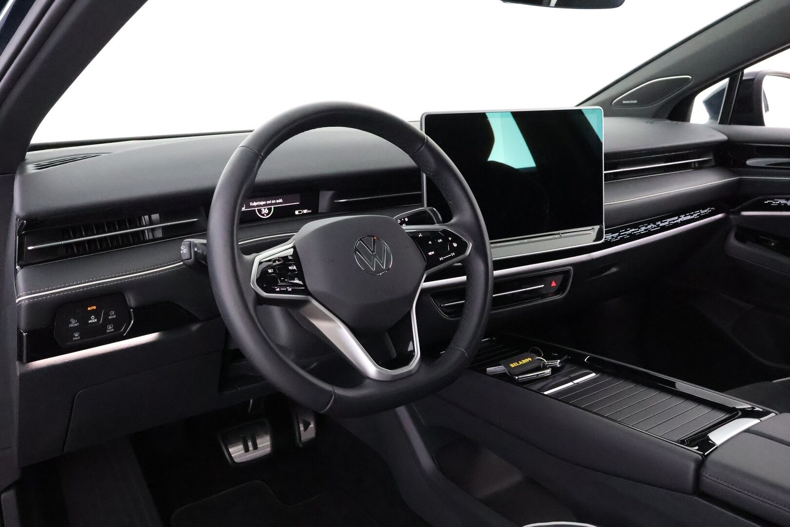 VOLKSWAGEN ID.7 2025 Tourer Pro 210 kW Akku 77 kWh - 2,99 % KORKOTARJOUS TÄHÄN AUTOON - Lämpöpumppu / Harman & Kardon / Ilmastoidut & Hierovat Comfort Penkit / Koukku / iQ Matrix LED / Lasikatto / Supervarusteet!