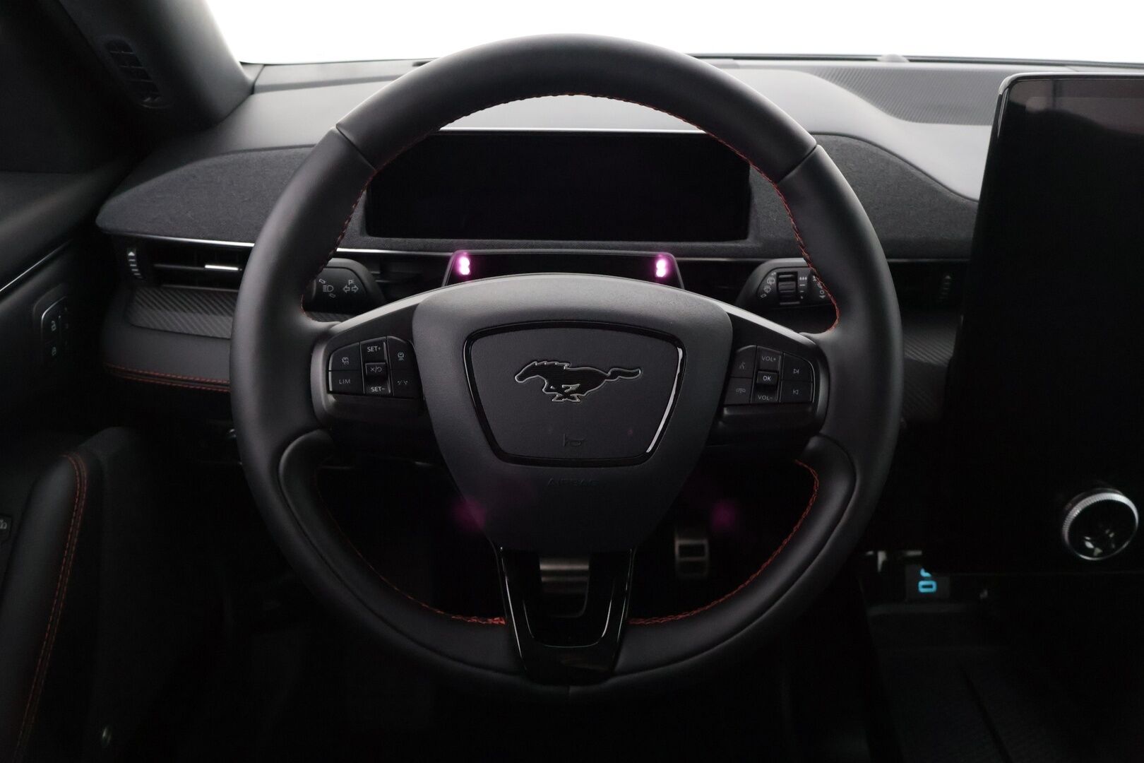 FORD MUSTANG MACH-E 2023 75kWh 269hv AWD ** Panorama / Bang&Olufsen / 360 / ACC / Muistipenkki - 3,99 % KORKOTARJOUS TÄHÄN AUTOON - *ALV-vähennyskelpoinen / Merkkiliikkeen huoltokirja / Nahkasisusta *