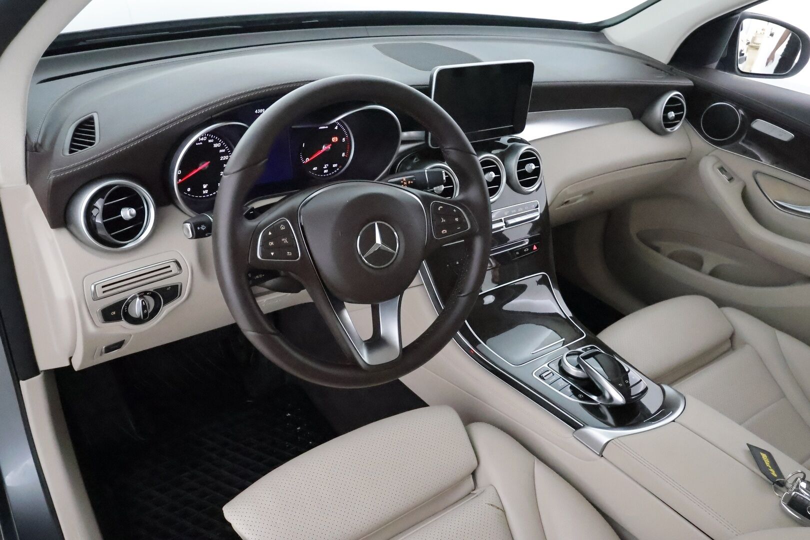 MERCEDES-BENZ GLC 2016 220 d 4MATIC T 9G-Tronic **AMG-ulkopaketti / ILS LED / Vetokoukku / Hifit / Sporttipenkit / Vakkari / P.tutkat / Vaalea nahkasisusta** - 3,99 % KORKOTARJOUS TÄHÄN AUTOON - Alkuperäinen alle taittuva vetokoukku! 