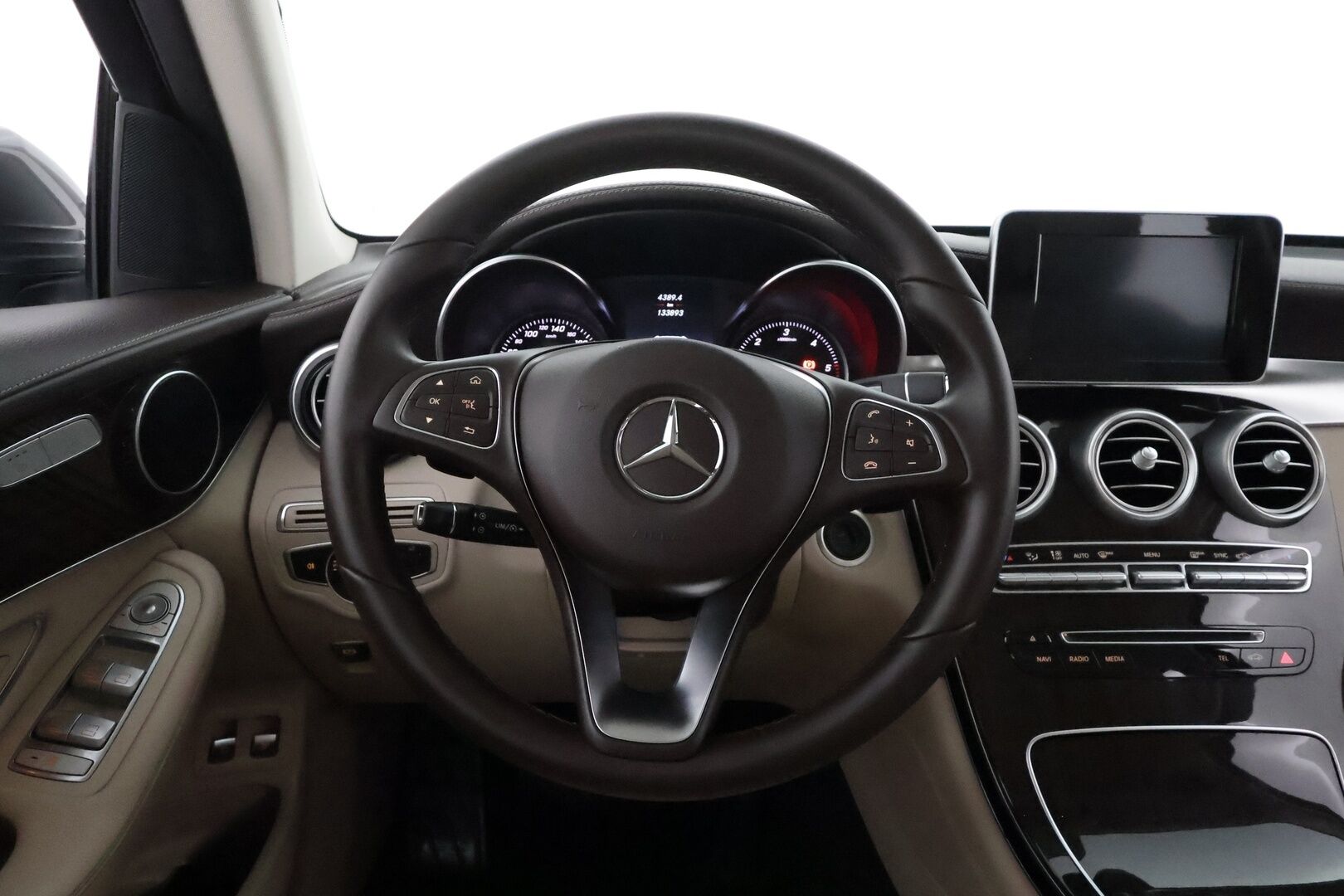 MERCEDES-BENZ GLC 2016 220 d 4MATIC T 9G-Tronic **AMG-ulkopaketti / ILS LED / Vetokoukku / Hifit / Sporttipenkit / Vakkari / P.tutkat / Vaalea nahkasisusta** - 3,99 % KORKOTARJOUS TÄHÄN AUTOON - Alkuperäinen alle taittuva vetokoukku! 