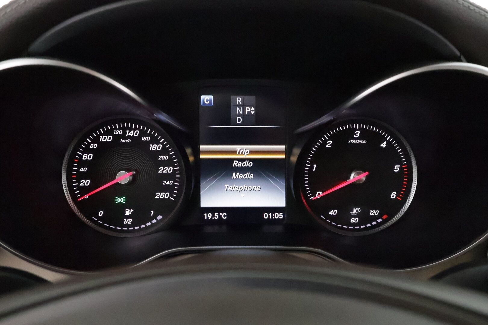 MERCEDES-BENZ GLC 2016 220 d 4MATIC T 9G-Tronic **AMG-ulkopaketti / ILS LED / Vetokoukku / Hifit / Sporttipenkit / Vakkari / P.tutkat / Vaalea nahkasisusta** - 3,99 % KORKOTARJOUS TÄHÄN AUTOON - Alkuperäinen alle taittuva vetokoukku! 