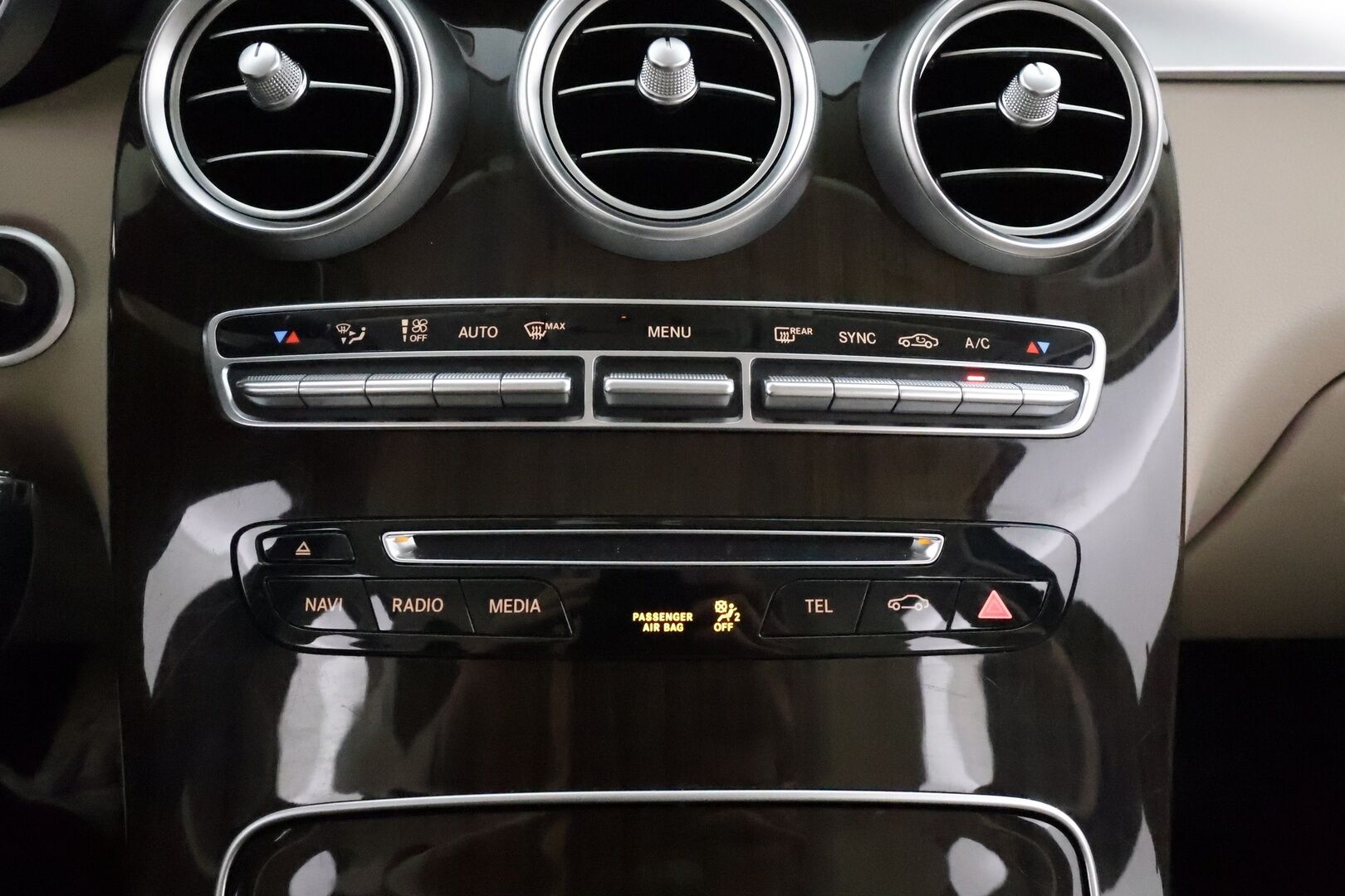 MERCEDES-BENZ GLC 2016 220 d 4MATIC T 9G-Tronic **AMG-ulkopaketti / ILS LED / Vetokoukku / Hifit / Sporttipenkit / Vakkari / P.tutkat / Vaalea nahkasisusta** - 3,99 % KORKOTARJOUS TÄHÄN AUTOON - Alkuperäinen alle taittuva vetokoukku! 
