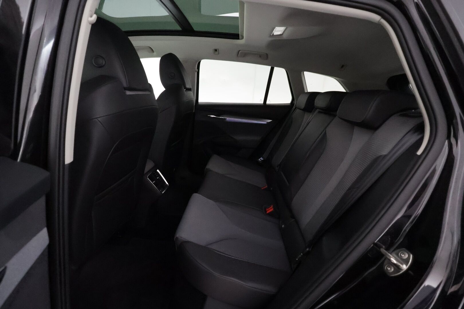SKODA ENYAQ 2021 80 iV **Lämpöpumppu / Panorama / Adapt. vakkari / 360 Kamera / Apple&Android / Keyless** - Akku kuntotarkastettu