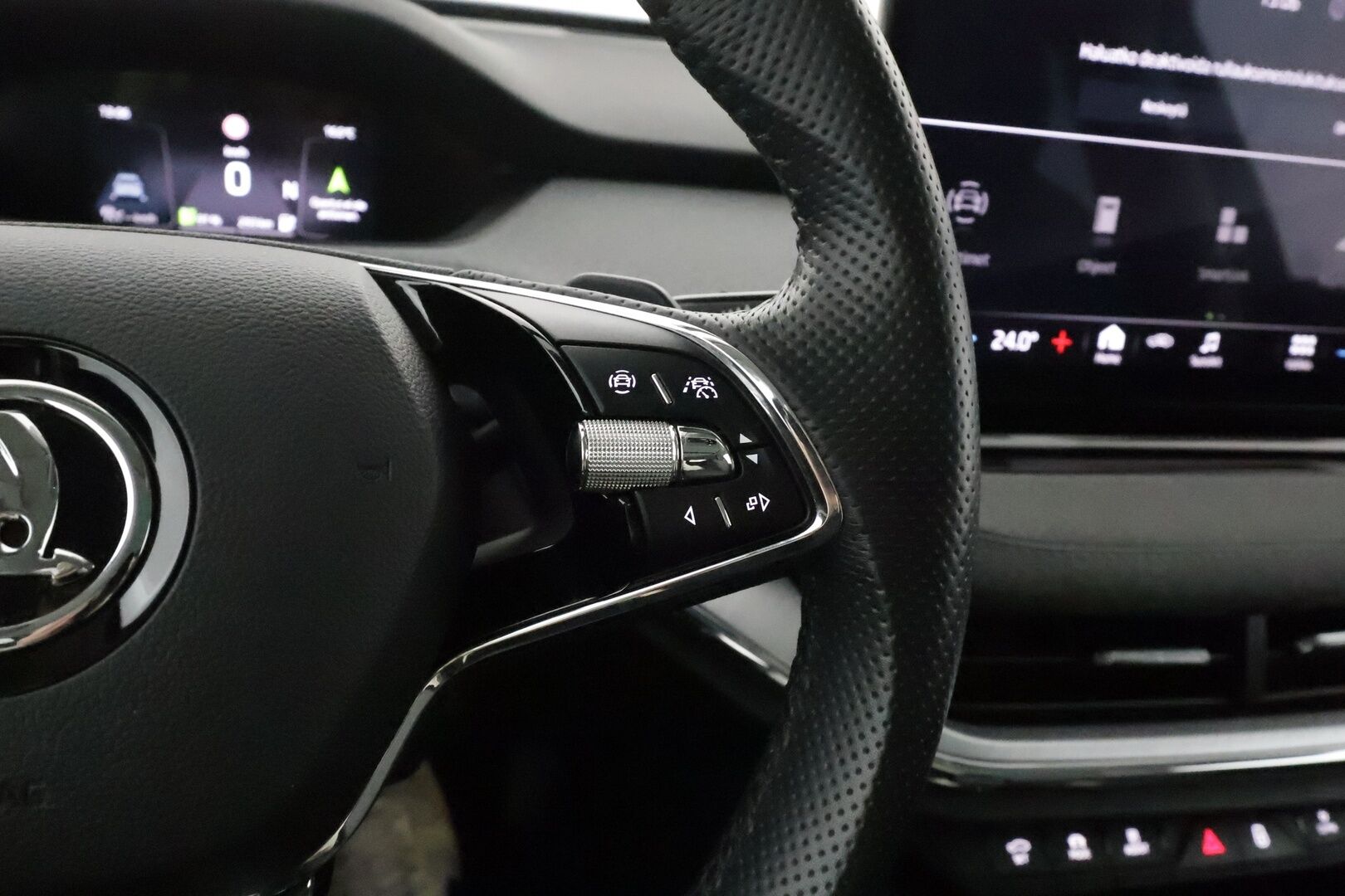 SKODA ENYAQ 2021 80 iV **Lämpöpumppu / Panorama / Adapt. vakkari / 360 Kamera / Apple&Android / Keyless** - Akku kuntotarkastettu