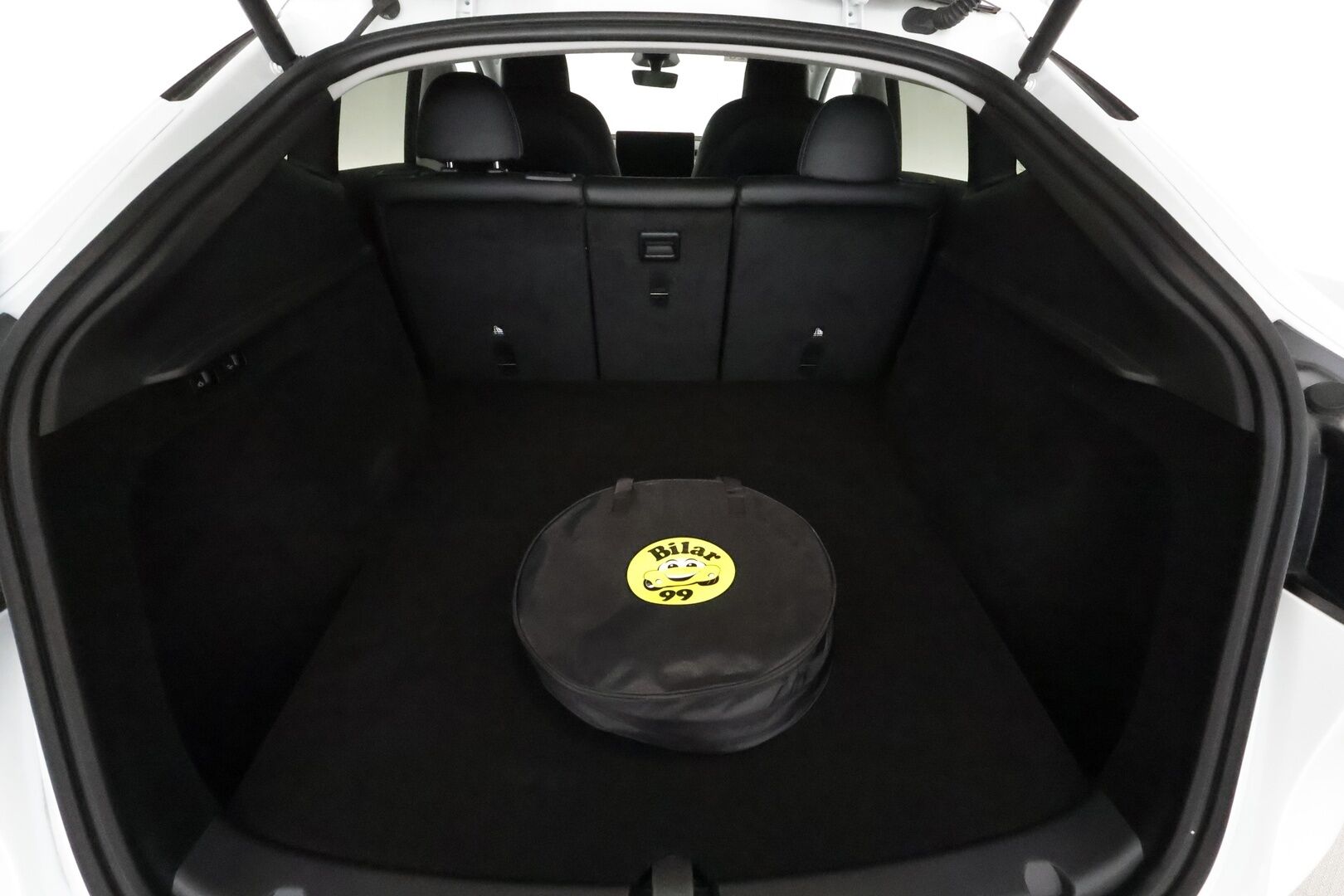 TESLA MODEL Y 2024 Performance **Autopilot / Lämpöpumppu / AMD Ryzen / Matrix LED / P.kamera / Kahdet renkaat** - 3,99 % KORKOTARJOUS TÄHÄN AUTOON - 