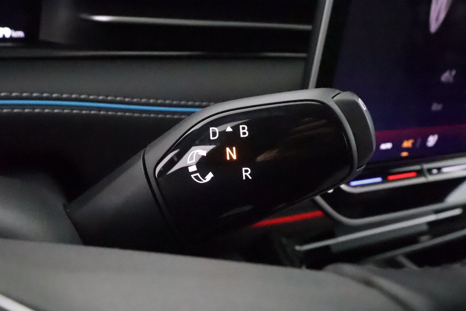 VOLKSWAGEN ID.7 2024 Pro Business 210kW **HUD / HarmanKardon / Ilmastoidut&Hierovat muistipenkit / IQ Matrix LED / Lasikatto / Koukku / 360 Kamera** - 3,99 % KORKOTARJOUS TÄHÄN AUTOON - Akku kuntotarkastettu
