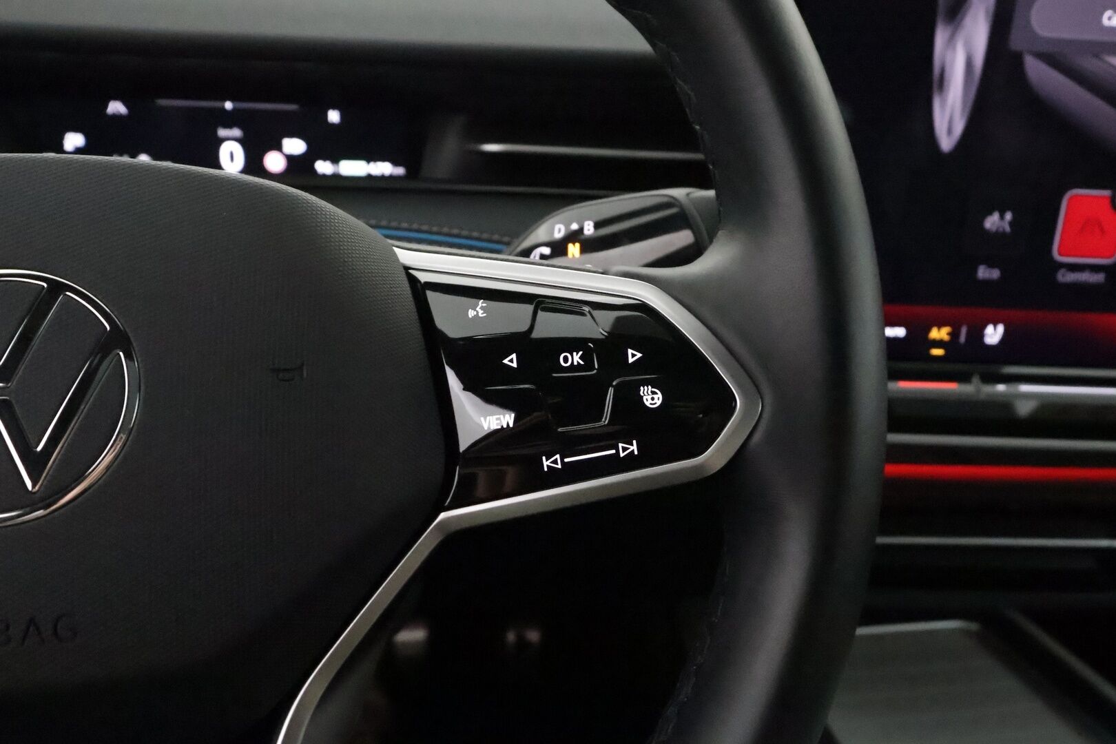 VOLKSWAGEN ID.7 2024 Pro Business 210kW **HUD / HarmanKardon / Ilmastoidut&Hierovat muistipenkit / IQ Matrix LED / Lasikatto / Koukku / 360 Kamera** - 3,99 % KORKOTARJOUS TÄHÄN AUTOON - Akku kuntotarkastettu