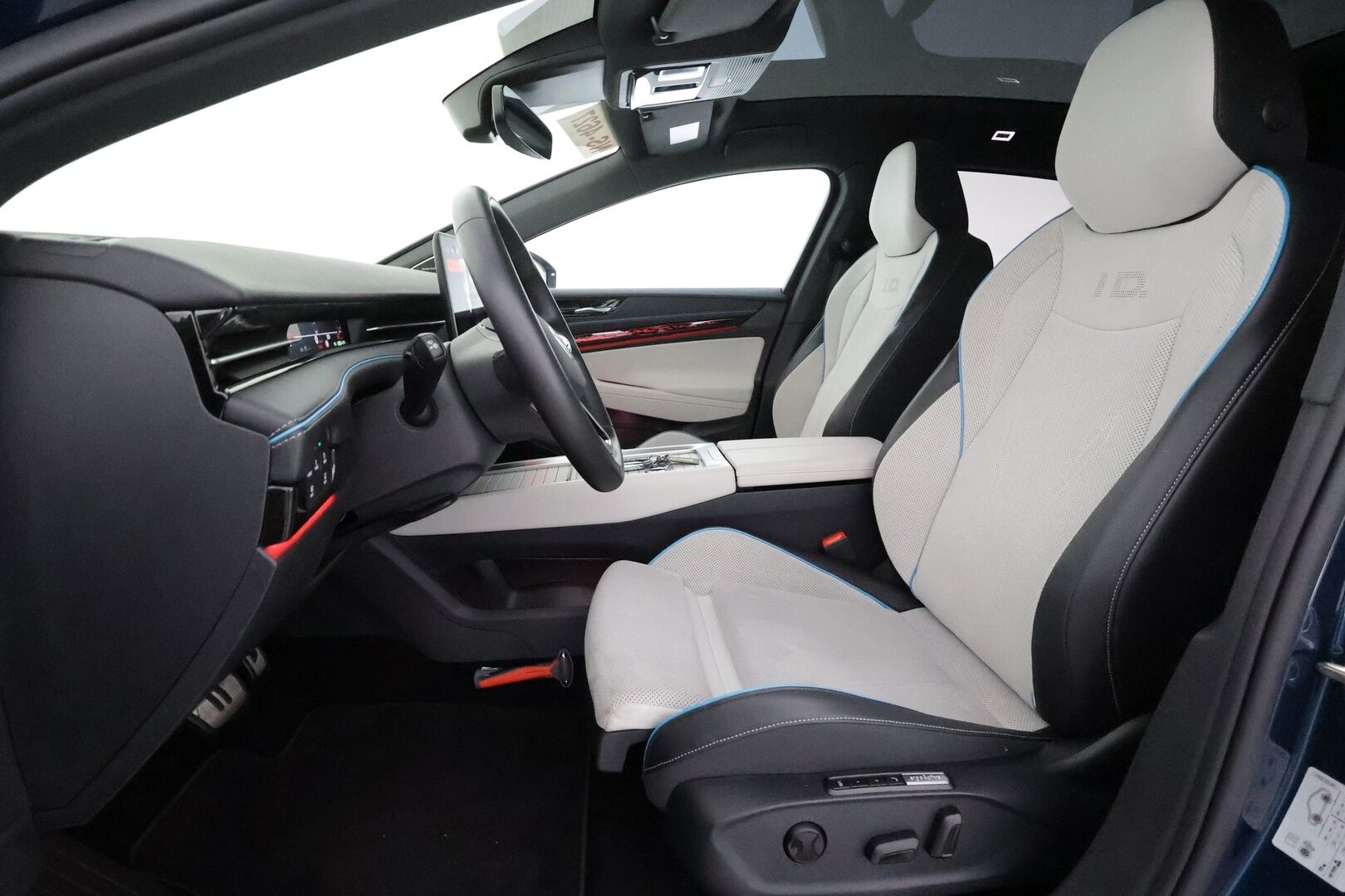 VOLKSWAGEN ID.7 2024 Pro Business 210kW **HUD / HarmanKardon / Ilmastoidut&Hierovat muistipenkit / IQ Matrix LED / Lasikatto / Koukku / 360 Kamera** - 3,99 % KORKOTARJOUS TÄHÄN AUTOON - Akku kuntotarkastettu