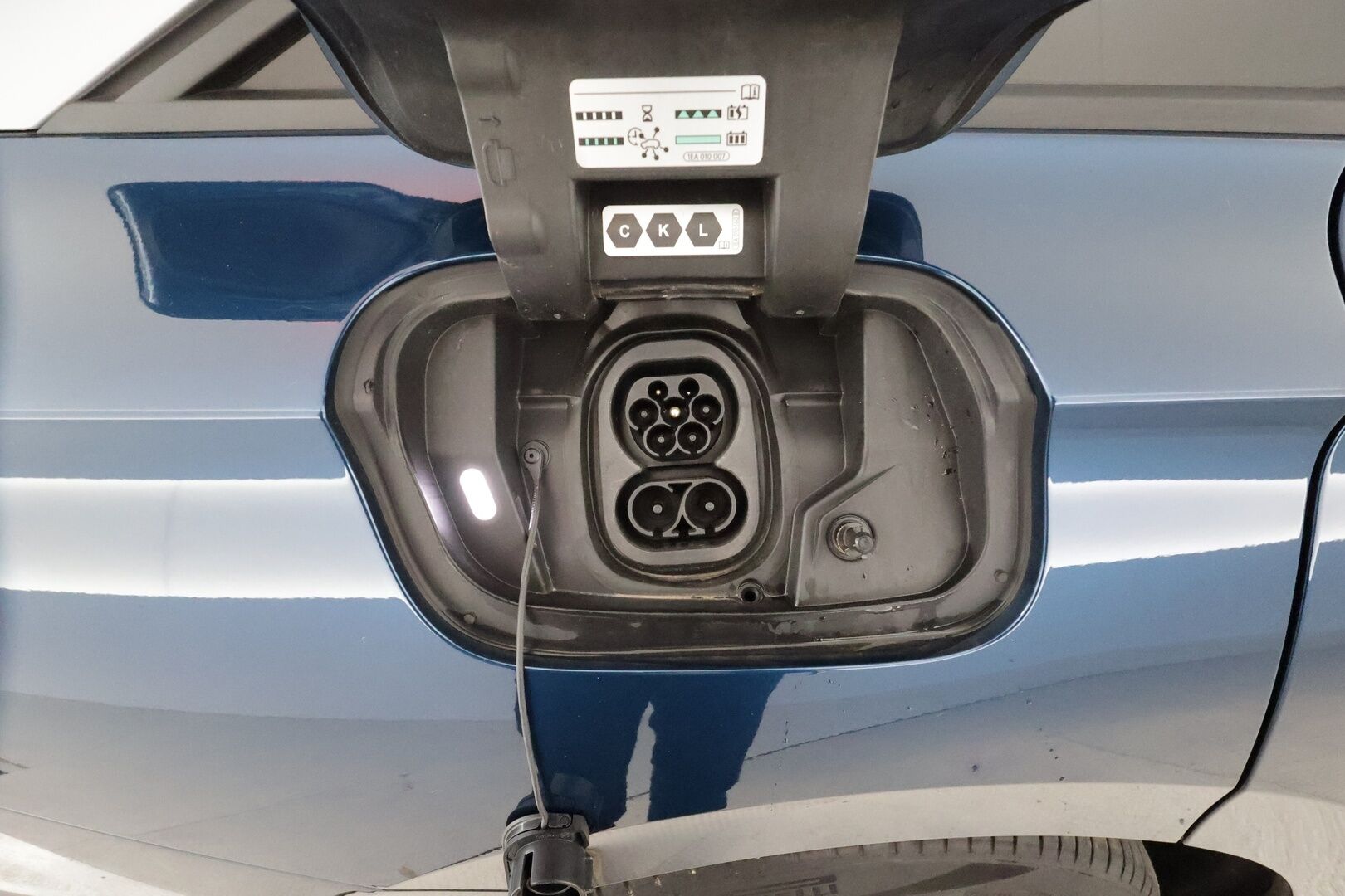 VOLKSWAGEN ID.7 2024 Pro Business 210kW **HUD / HarmanKardon / Ilmastoidut&Hierovat muistipenkit / IQ Matrix LED / Lasikatto / Koukku / 360 Kamera** - 3,99 % KORKOTARJOUS TÄHÄN AUTOON - Akku kuntotarkastettu