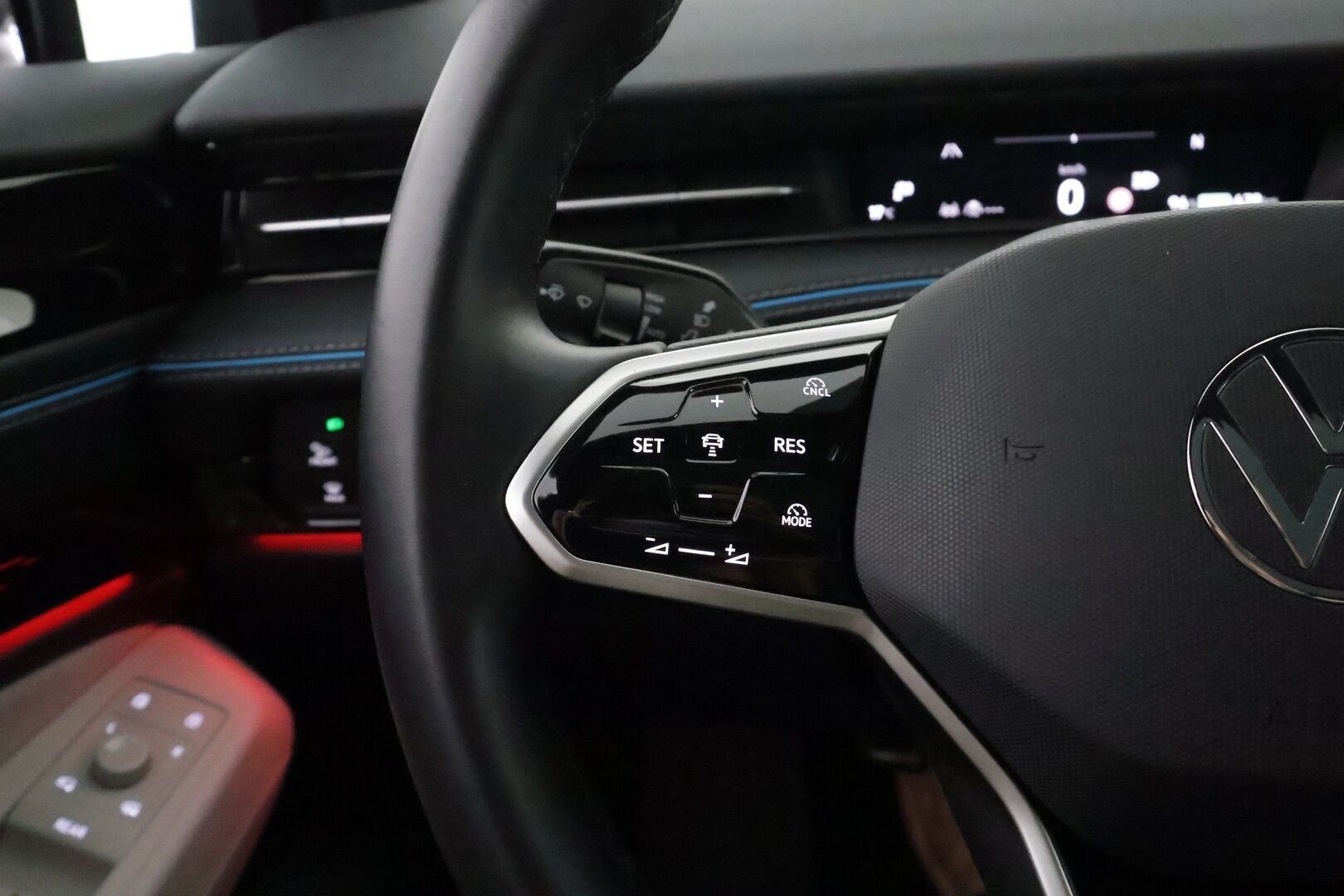 VOLKSWAGEN ID.7 2024 Pro Business 210kW **HUD / HarmanKardon / Ilmastoidut&Hierovat muistipenkit / IQ Matrix LED / Lasikatto / Koukku / 360 Kamera** - 3,99 % KORKOTARJOUS TÄHÄN AUTOON - Akku kuntotarkastettu