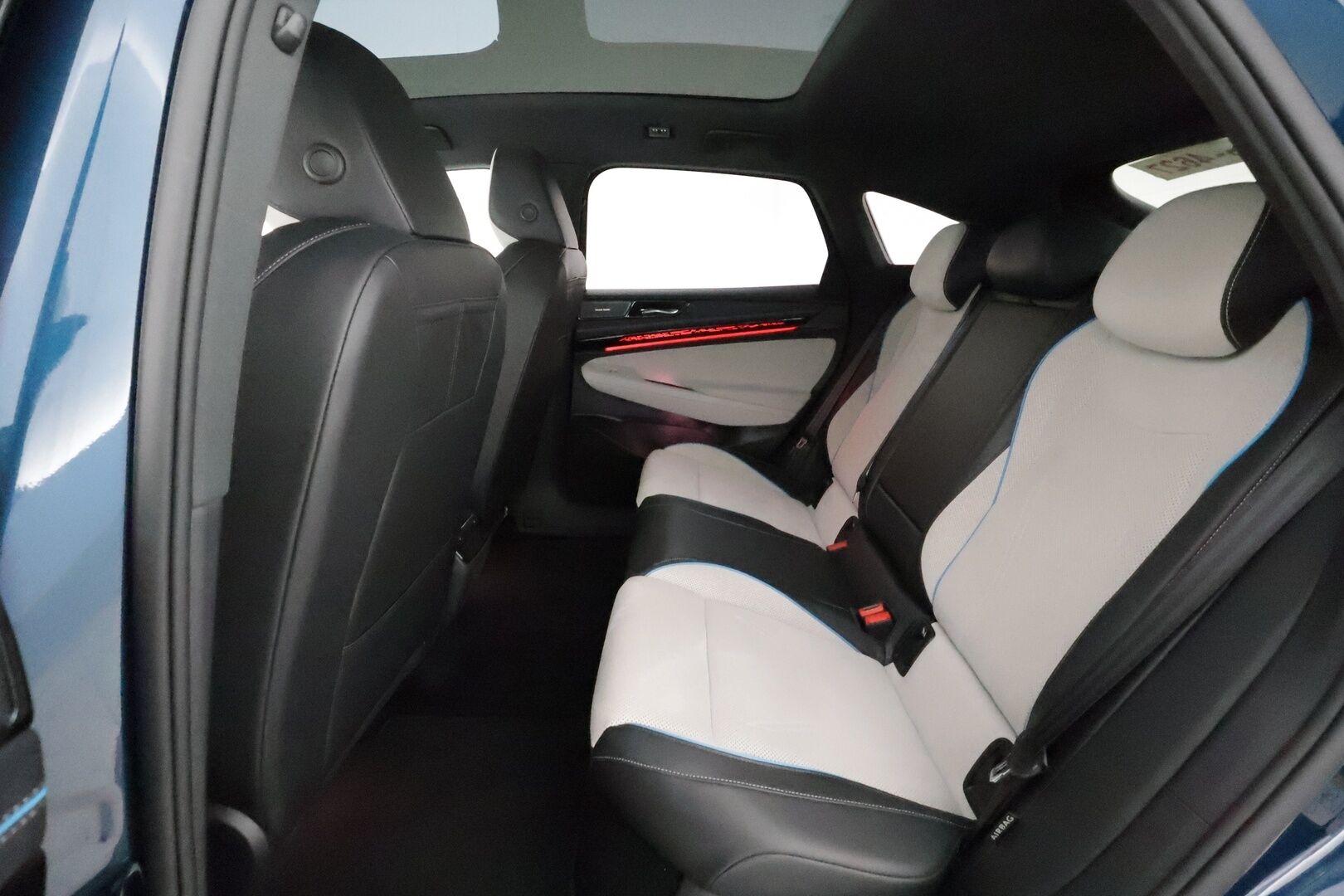 VOLKSWAGEN ID.7 2024 Pro Business 210kW **HUD / HarmanKardon / Ilmastoidut&Hierovat muistipenkit / IQ Matrix LED / Lasikatto / Koukku / 360 Kamera** - 3,99 % KORKOTARJOUS TÄHÄN AUTOON - Akku kuntotarkastettu