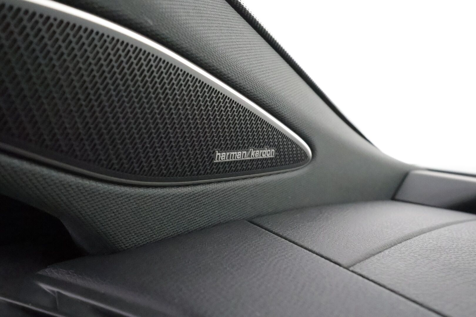 VOLKSWAGEN ID.7 2024 Pro Business 210kW **HUD / HarmanKardon / Ilmastoidut&Hierovat muistipenkit / IQ Matrix LED / Lasikatto / Koukku / 360 Kamera** - 3,99 % KORKOTARJOUS TÄHÄN AUTOON - Akku kuntotarkastettu