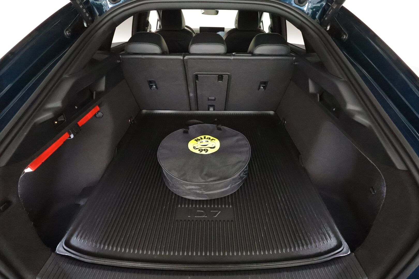 VOLKSWAGEN ID.7 2024 Pro Business 210kW **HUD / HarmanKardon / Ilmastoidut&Hierovat muistipenkit / IQ Matrix LED / Lasikatto / Koukku / 360 Kamera** - 3,99 % KORKOTARJOUS TÄHÄN AUTOON - Akku kuntotarkastettu