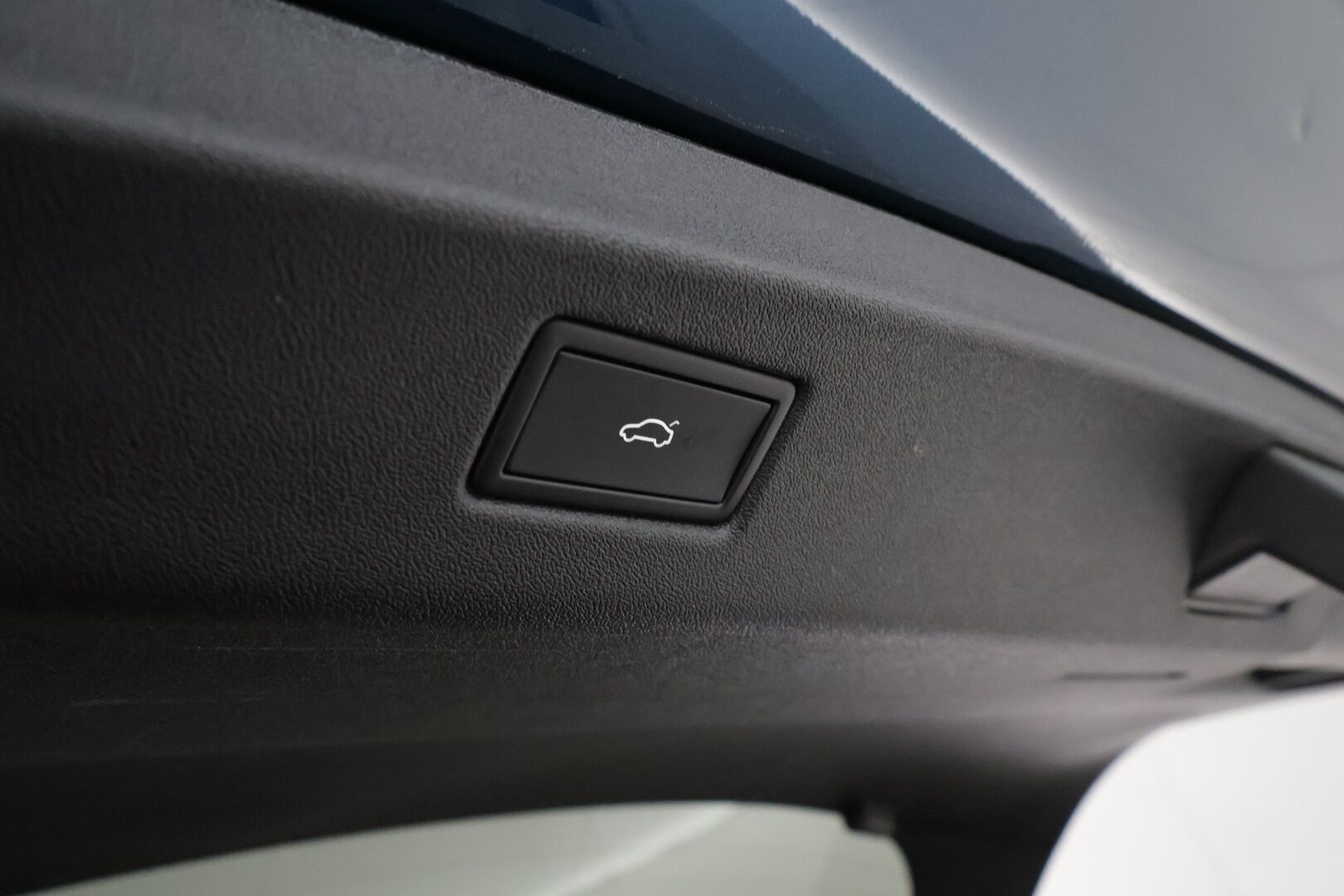 VOLKSWAGEN ID.7 2024 Pro Business 210kW **HUD / HarmanKardon / Ilmastoidut&Hierovat muistipenkit / IQ Matrix LED / Lasikatto / Koukku / 360 Kamera** - 3,99 % KORKOTARJOUS TÄHÄN AUTOON - Akku kuntotarkastettu