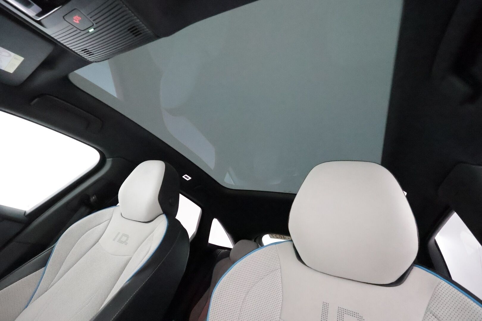 VOLKSWAGEN ID.7 2024 Pro Business 210kW **HUD / HarmanKardon / Ilmastoidut&Hierovat muistipenkit / IQ Matrix LED / Lasikatto / Koukku / 360 Kamera** - 3,99 % KORKOTARJOUS TÄHÄN AUTOON - Akku kuntotarkastettu