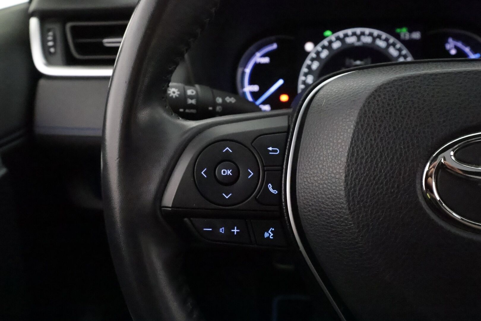 TOYOTA RAV4 2019 2.5 Hybrid AWD Style **Panorama / JBL / KeylessGo / P.kamera / Puolinahat / Koukku** - 3,99 % KORKOTARJOUS TÄHÄN AUTOON - 