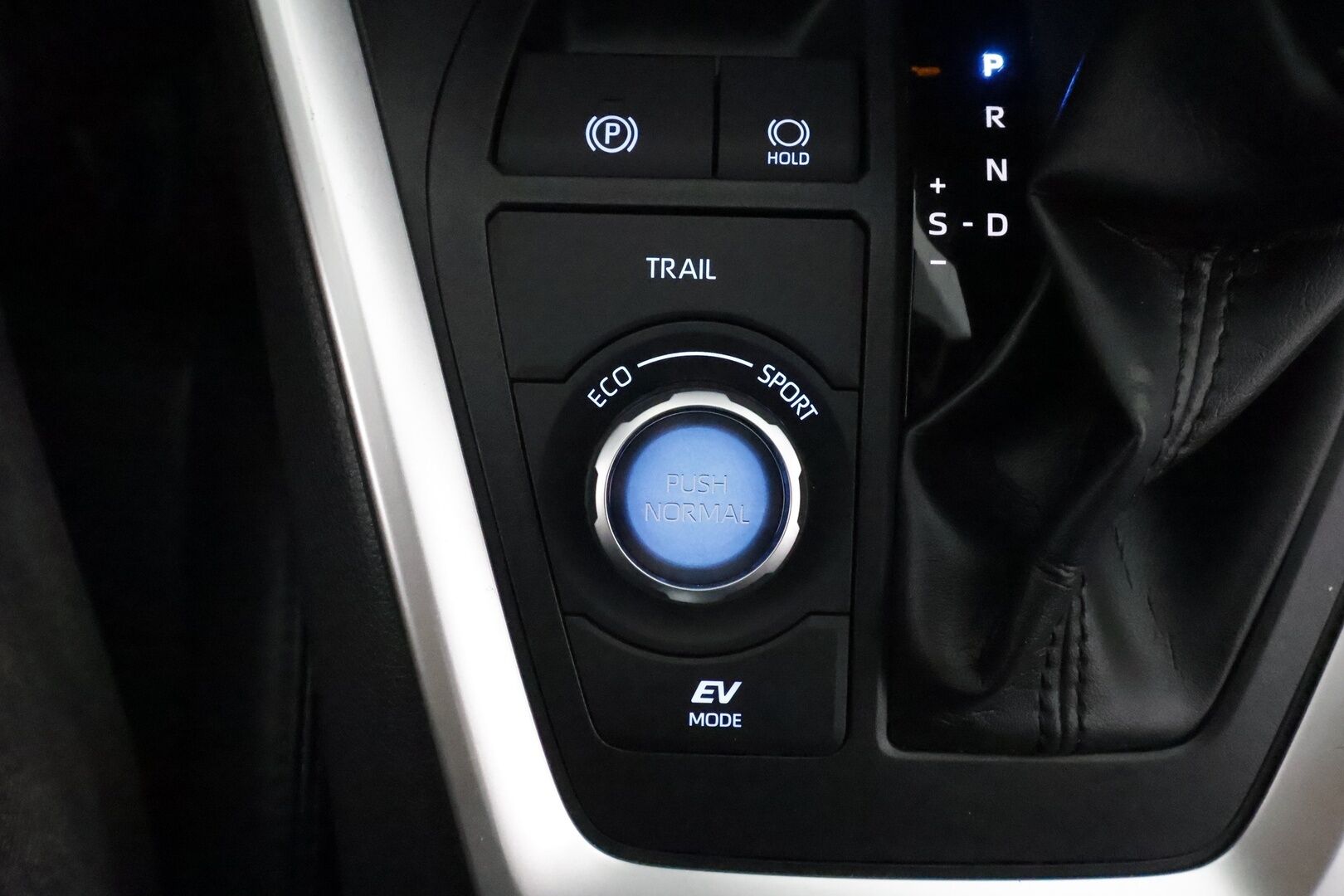 TOYOTA RAV4 2019 2.5 Hybrid AWD Style **Panorama / JBL / KeylessGo / P.kamera / Puolinahat / Koukku** - 3,99 % KORKOTARJOUS TÄHÄN AUTOON - 