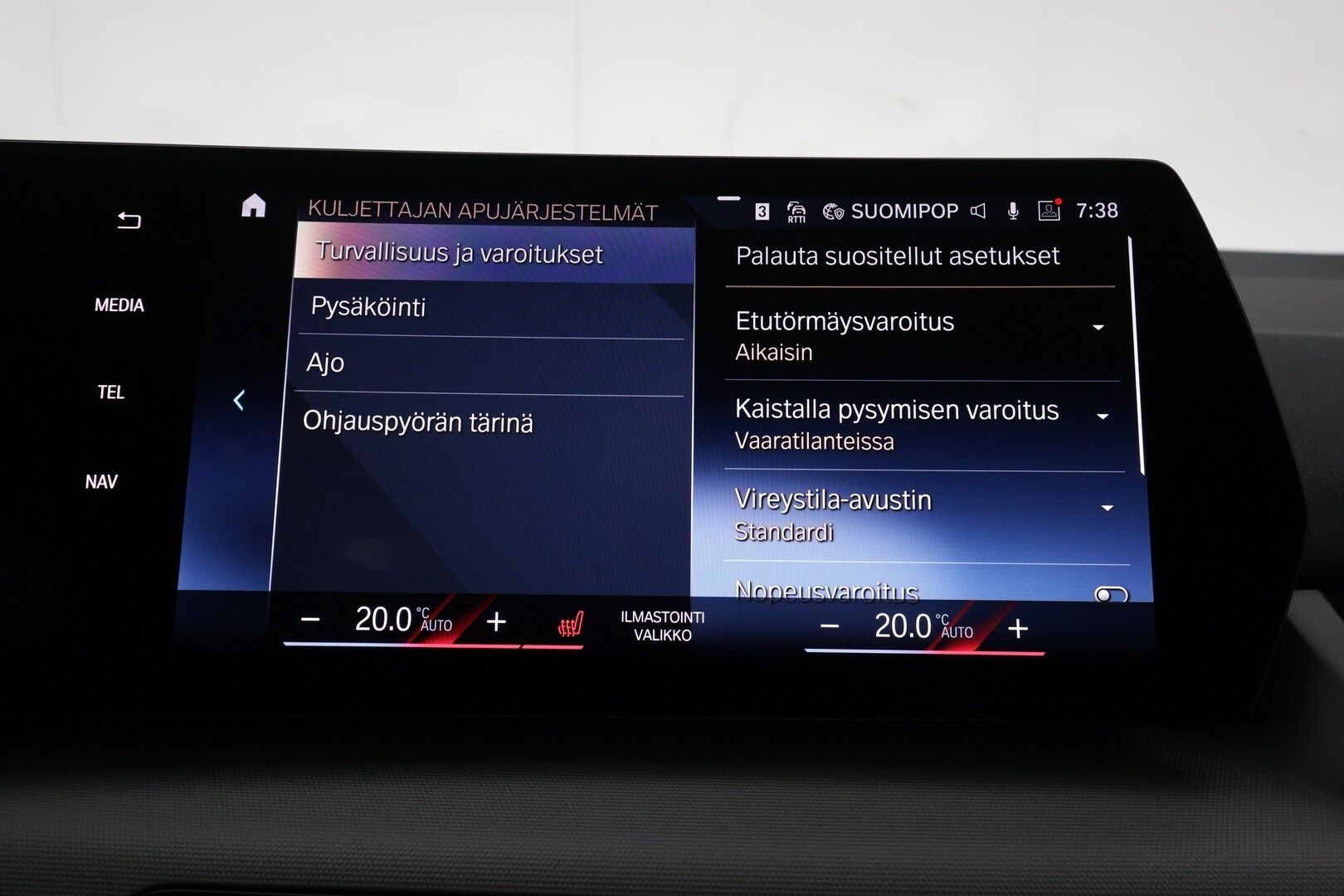 BMW 225XE 2023 U06 Active Tourer 225e xDrive Charged Edition **Harman&Kardon / Hierova Muistipenkki / P.Kamera / Vakkari / Navi** - 3,99 % KORKOTARJOUS TÄHÄN AUTOON 7.9. ASTI! - Huippusiisti BMW kaksilla renkailla ja aluvanteilla!