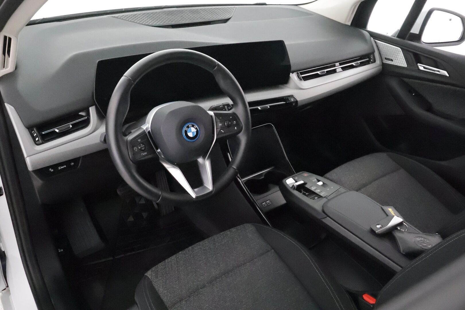 BMW 225XE 2023 U06 Active Tourer 225e xDrive Charged Edition **Harman&Kardon / Hierova Muistipenkki / P.Kamera / Vakkari / Navi** - 3,99 % KORKOTARJOUS TÄHÄN AUTOON - Huippusiisti BMW kaksilla renkailla ja aluvanteilla!
