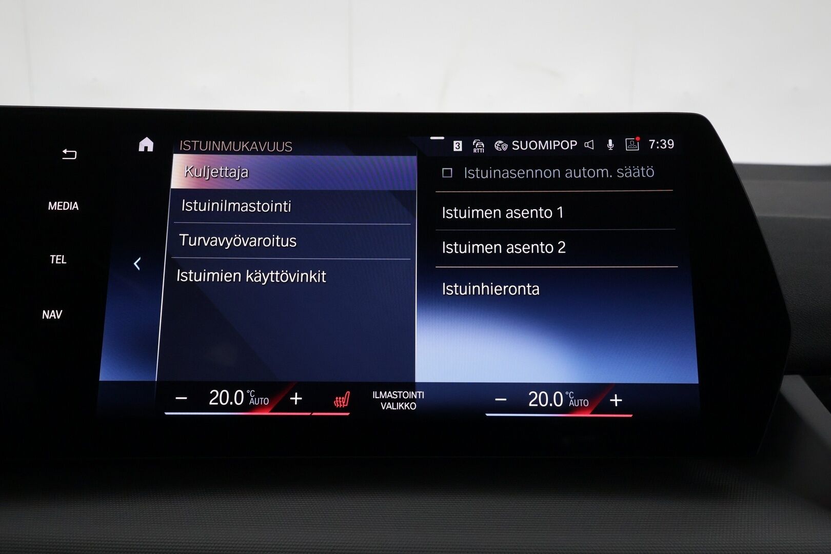 BMW 225XE 2023 U06 Active Tourer 225e xDrive Charged Edition **Harman&Kardon / Hierova Muistipenkki / P.Kamera / Vakkari / Navi** - 3,99 % KORKOTARJOUS TÄHÄN AUTOON - Huippusiisti BMW kaksilla renkailla ja aluvanteilla!