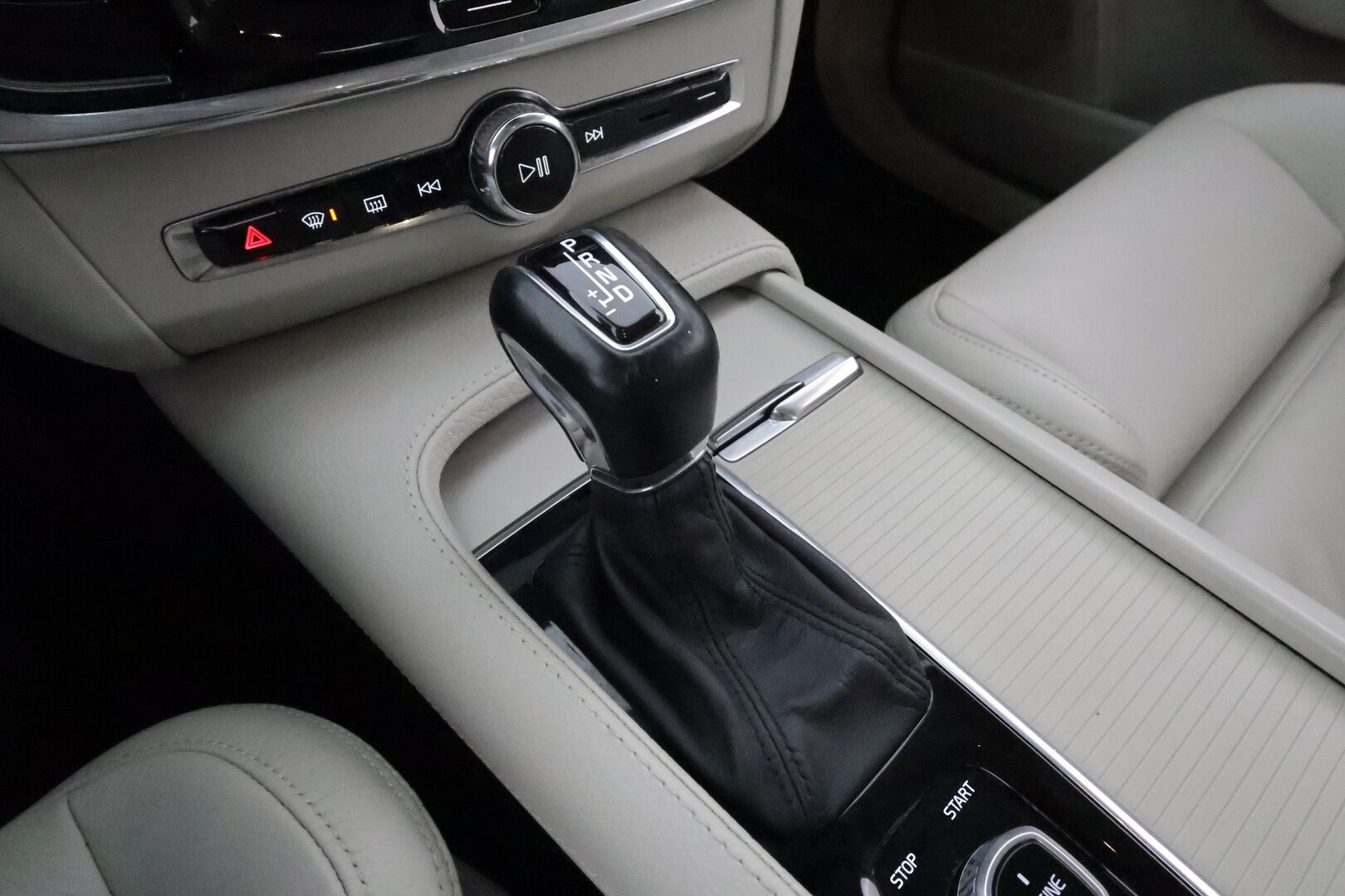 Volvo V90 CROSS COUNTRY 2017 D4 AWD Business Plus **Adapt.vakkari / Webasto / Vaaleat sporttinahat / P.kamera / Koukku / Keyles / Full LED / Navi**