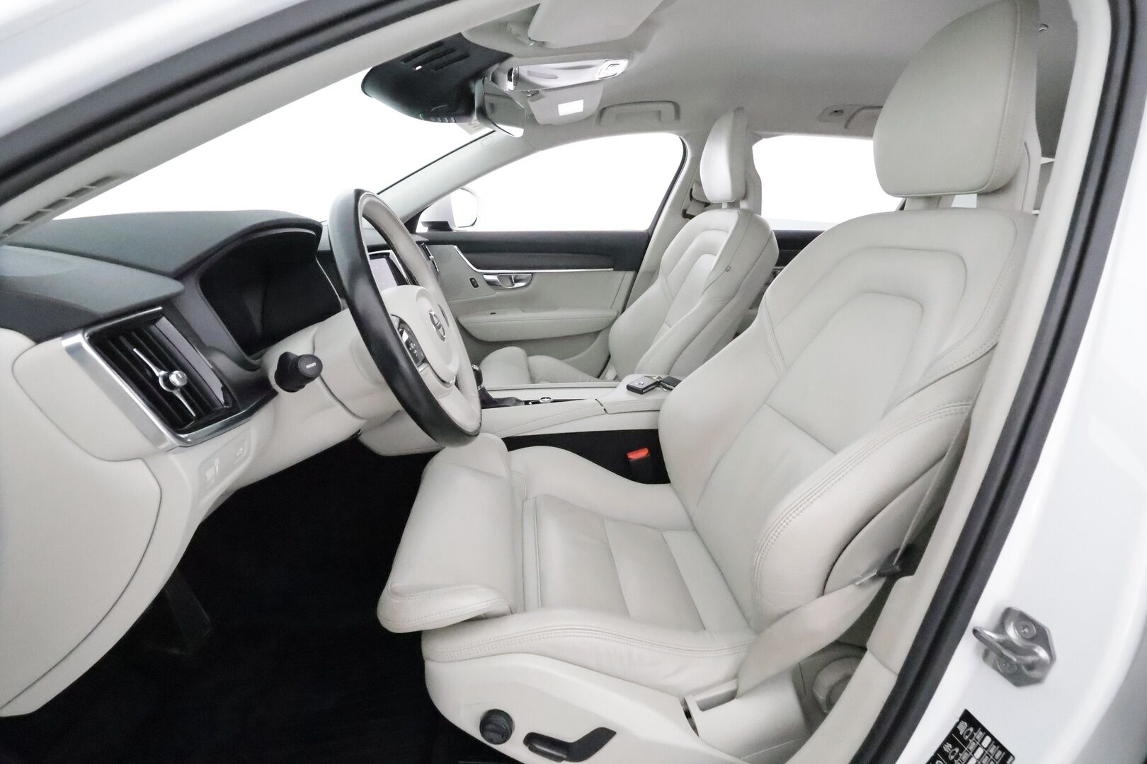 Volvo V90 CROSS COUNTRY 2017 D4 AWD Business Plus **Adapt.vakkari / Webasto / Vaaleat sporttinahat / P.kamera / Koukku / Keyles / Full LED / Navi**