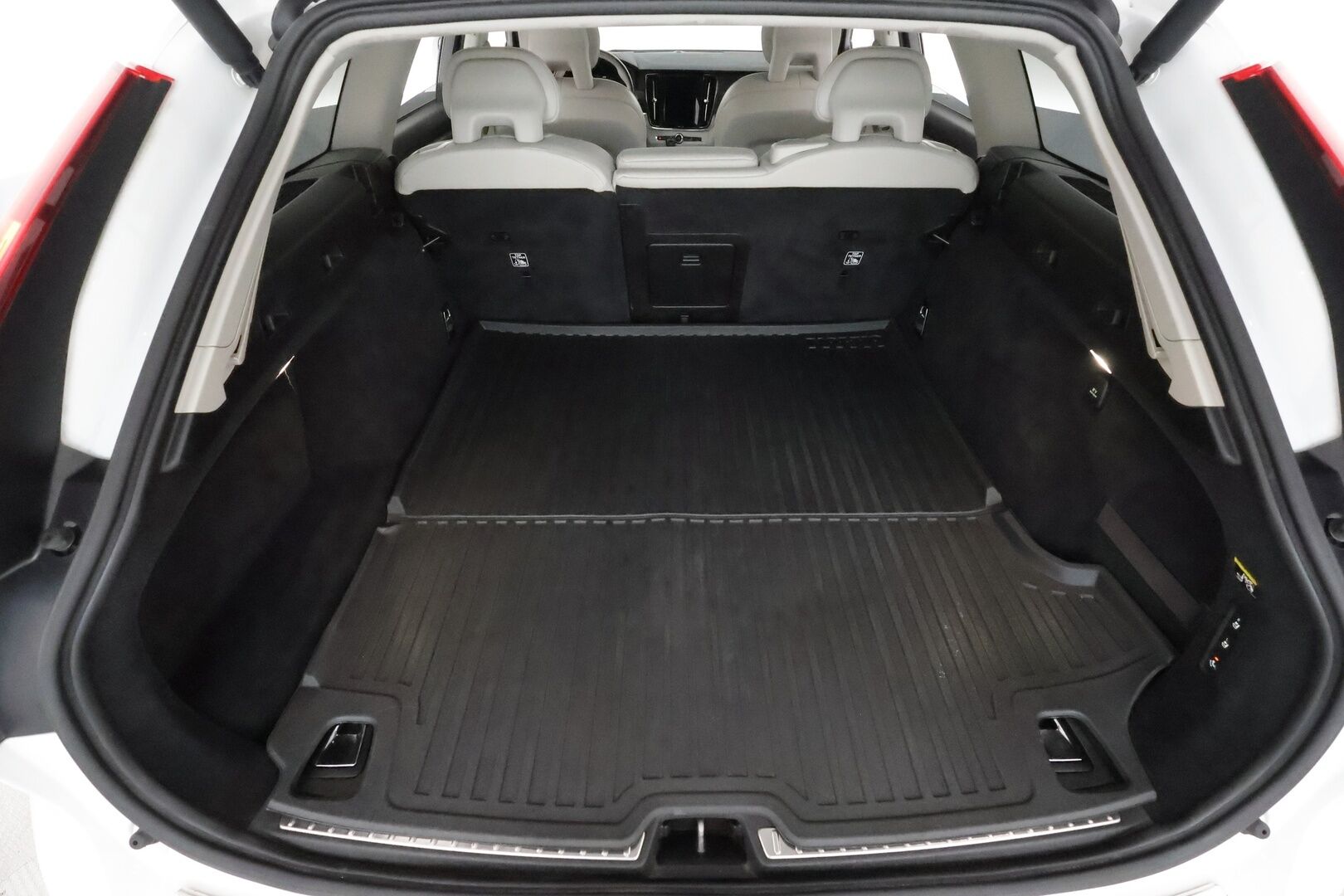 Volvo V90 CROSS COUNTRY 2017 D4 AWD Business Plus **Adapt.vakkari / Webasto / Vaaleat sporttinahat / P.kamera / Koukku / Keyles / Full LED / Navi**