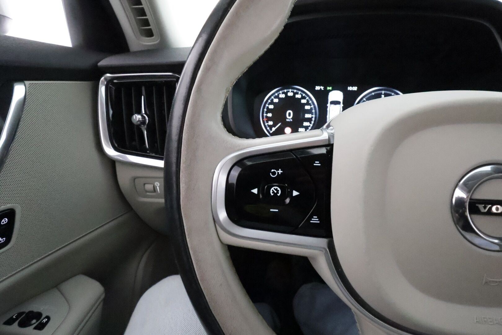 Volvo V90 CROSS COUNTRY 2017 D4 AWD Business Plus **Adapt.vakkari / Webasto / Vaaleat sporttinahat / P.kamera / Koukku / Keyles / Full LED / Navi**