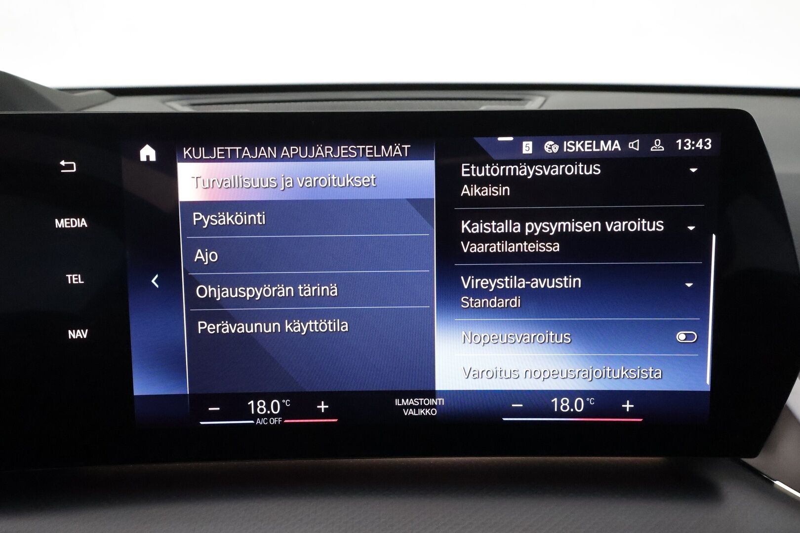 BMW IX1 2023 U11 30 xDrive M-Sport **H&K / Panorama / HUD / Adapt.vakkari / 360 Kamera / ComfortAccess / Koukku** - 3,99 % KORKOTARJOUS TÄHÄN AUTOON - Huippuvarusteet! / Hierovat penkit / Apple&Android / Nahkasisusta / Adapt. LED / Kaistavahti
