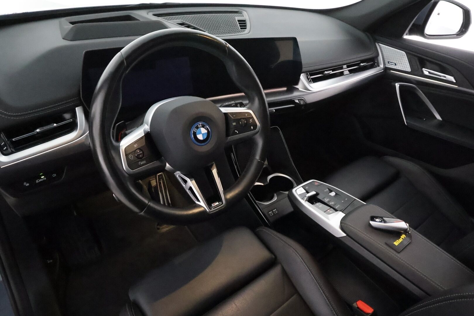 BMW IX1 2023 U11 30 xDrive M-Sport **H&K / Panorama / HUD / Adapt.vakkari / 360 Kamera / ComfortAccess / Koukku** - 3,99 % KORKOTARJOUS TÄHÄN AUTOON - Huippuvarusteet! / Hierovat penkit / Apple&Android / Nahkasisusta / Adapt. LED / Kaistavahti