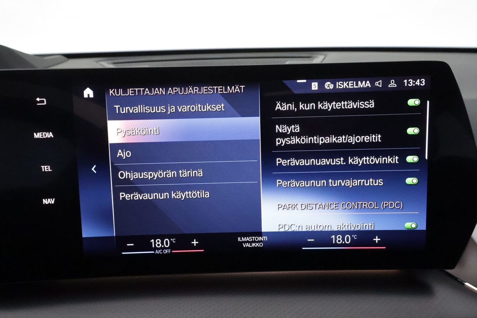 BMW IX1 2023 U11 30 xDrive M-Sport **H&K / Panorama / HUD / Adapt.vakkari / 360 Kamera / ComfortAccess / Koukku** - 3,99 % KORKOTARJOUS TÄHÄN AUTOON - Huippuvarusteet! / Hierovat penkit / Apple&Android / Nahkasisusta / Adapt. LED / Kaistavahti