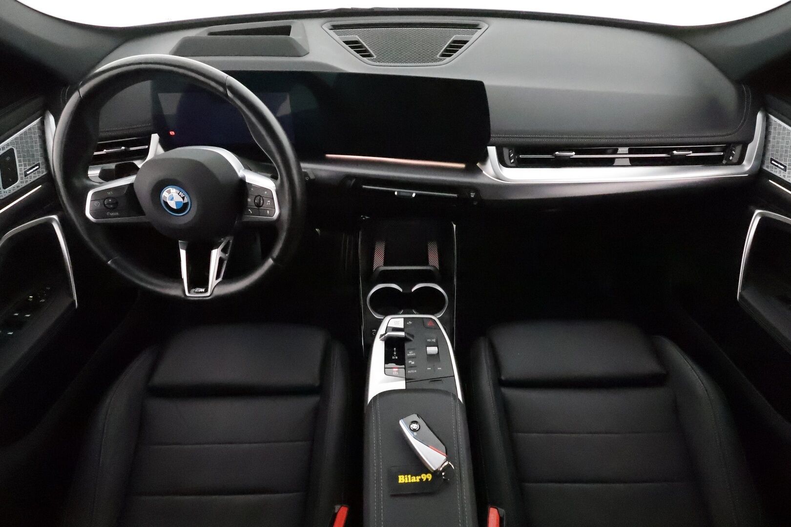 BMW IX1 2023 U11 30 xDrive M-Sport **H&K / Panorama / HUD / Adapt.vakkari / 360 Kamera / ComfortAccess / Koukku** - 3,99 % KORKOTARJOUS TÄHÄN AUTOON - Huippuvarusteet! / Hierovat penkit / Apple&Android / Nahkasisusta / Adapt. LED / Kaistavahti