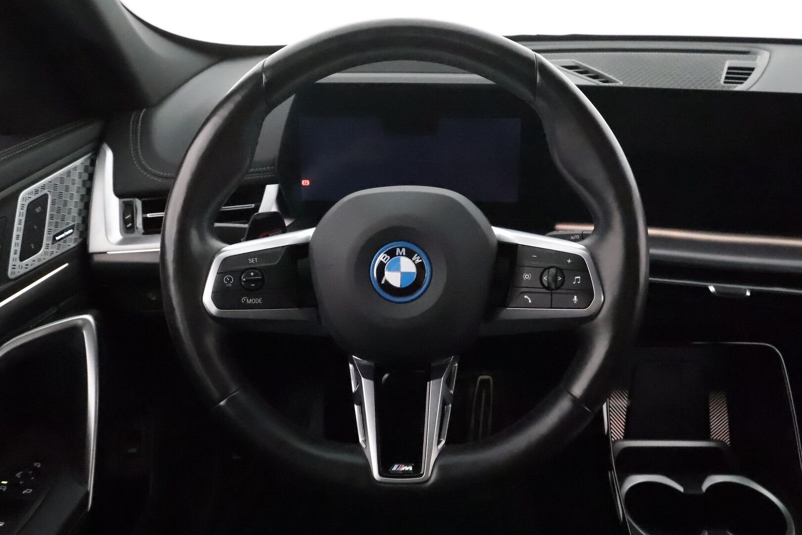 BMW IX1 2023 U11 30 xDrive M-Sport **H&K / Panorama / HUD / Adapt.vakkari / 360 Kamera / ComfortAccess / Koukku** - 3,99 % KORKOTARJOUS TÄHÄN AUTOON - Huippuvarusteet! / Hierovat penkit / Apple&Android / Nahkasisusta / Adapt. LED / Kaistavahti