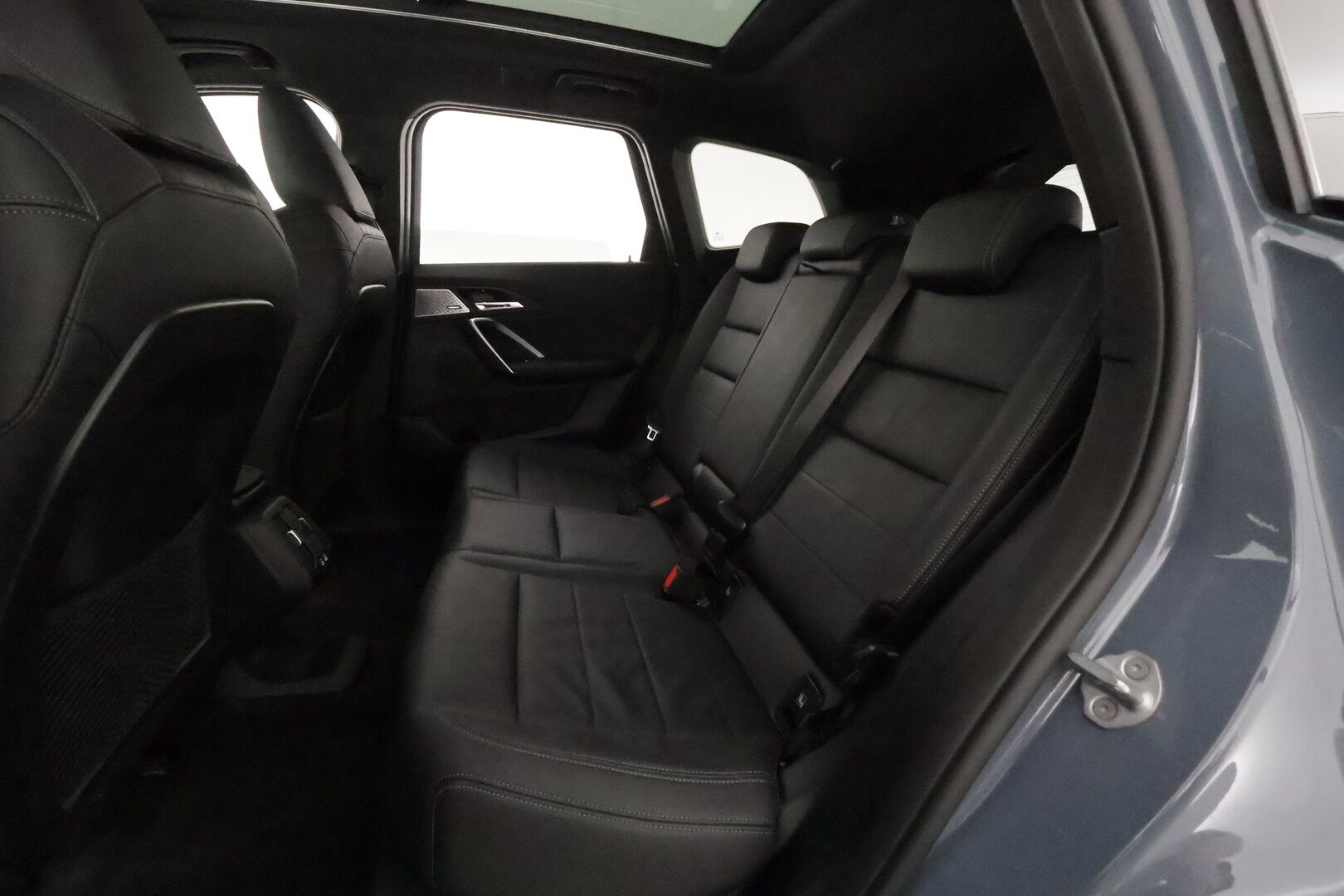 BMW IX1 2023 U11 30 xDrive M-Sport **H&K / Panorama / HUD / Adapt.vakkari / 360 Kamera / ComfortAccess / Koukku** - 3,99 % KORKOTARJOUS TÄHÄN AUTOON - Huippuvarusteet! / Hierovat penkit / Apple&Android / Nahkasisusta / Adapt. LED / Kaistavahti