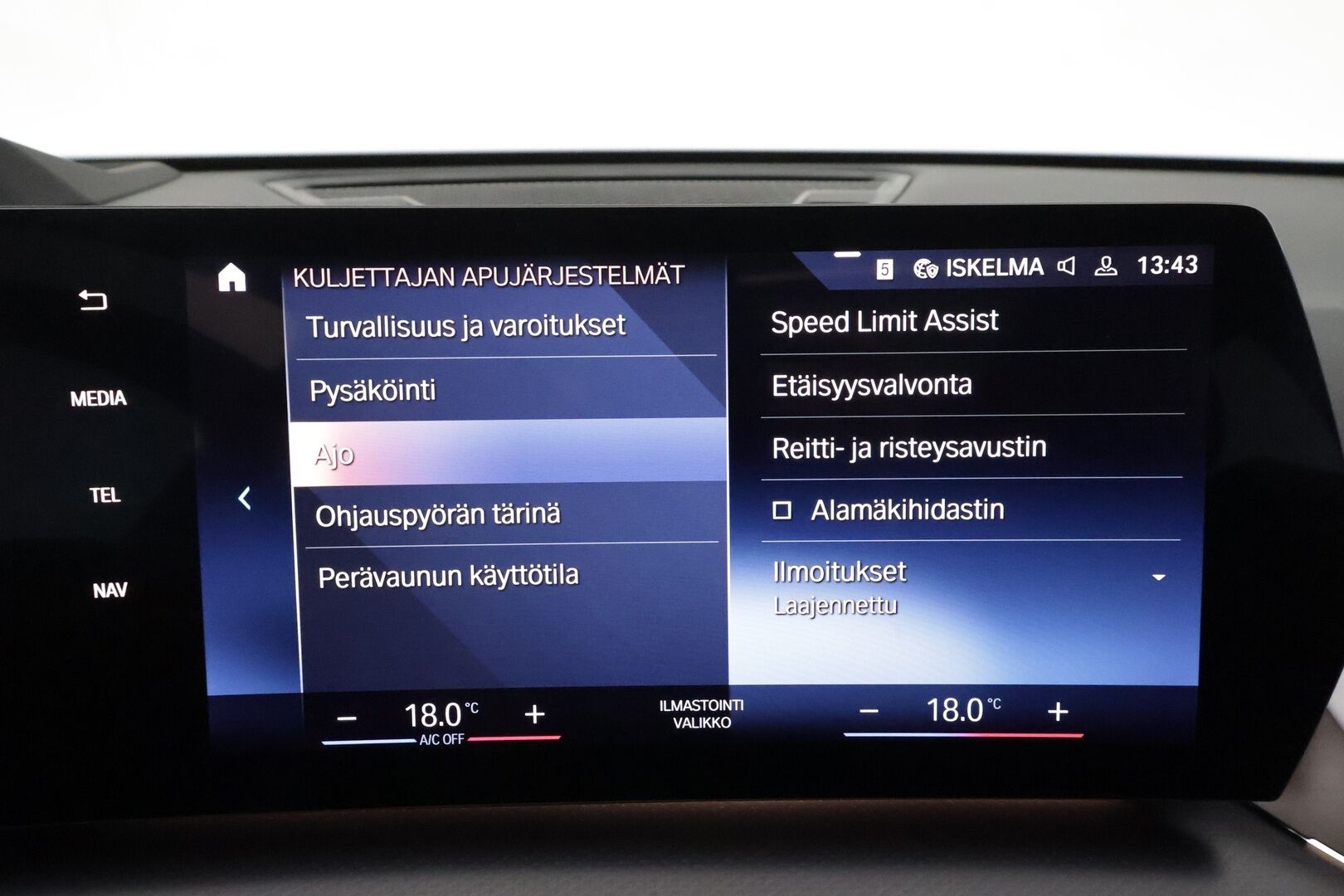 BMW IX1 2023 U11 30 xDrive M-Sport **H&K / Panorama / HUD / Adapt.vakkari / 360 Kamera / ComfortAccess / Koukku** - 3,99 % KORKOTARJOUS TÄHÄN AUTOON - Huippuvarusteet! / Hierovat penkit / Apple&Android / Nahkasisusta / Adapt. LED / Kaistavahti