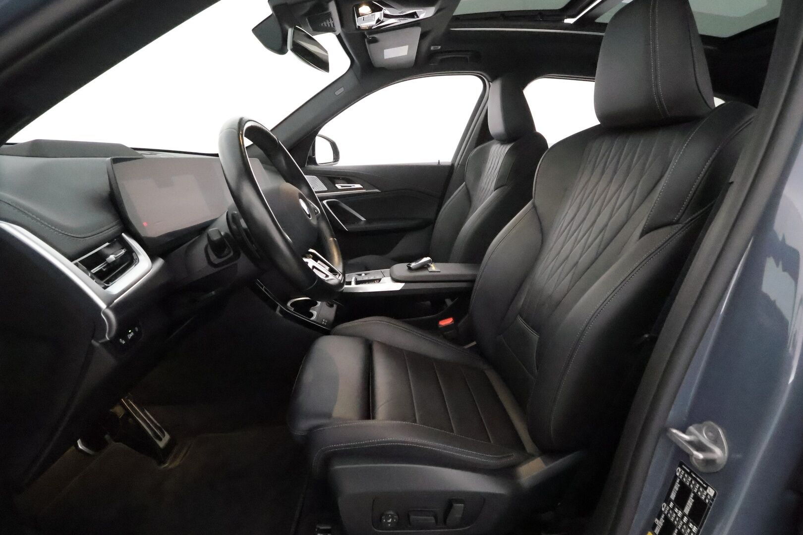 BMW IX1 2023 U11 30 xDrive M-Sport **H&K / Panorama / HUD / Adapt.vakkari / 360 Kamera / ComfortAccess / Koukku** - 3,99 % KORKOTARJOUS TÄHÄN AUTOON - Huippuvarusteet! / Hierovat penkit / Apple&Android / Nahkasisusta / Adapt. LED / Kaistavahti