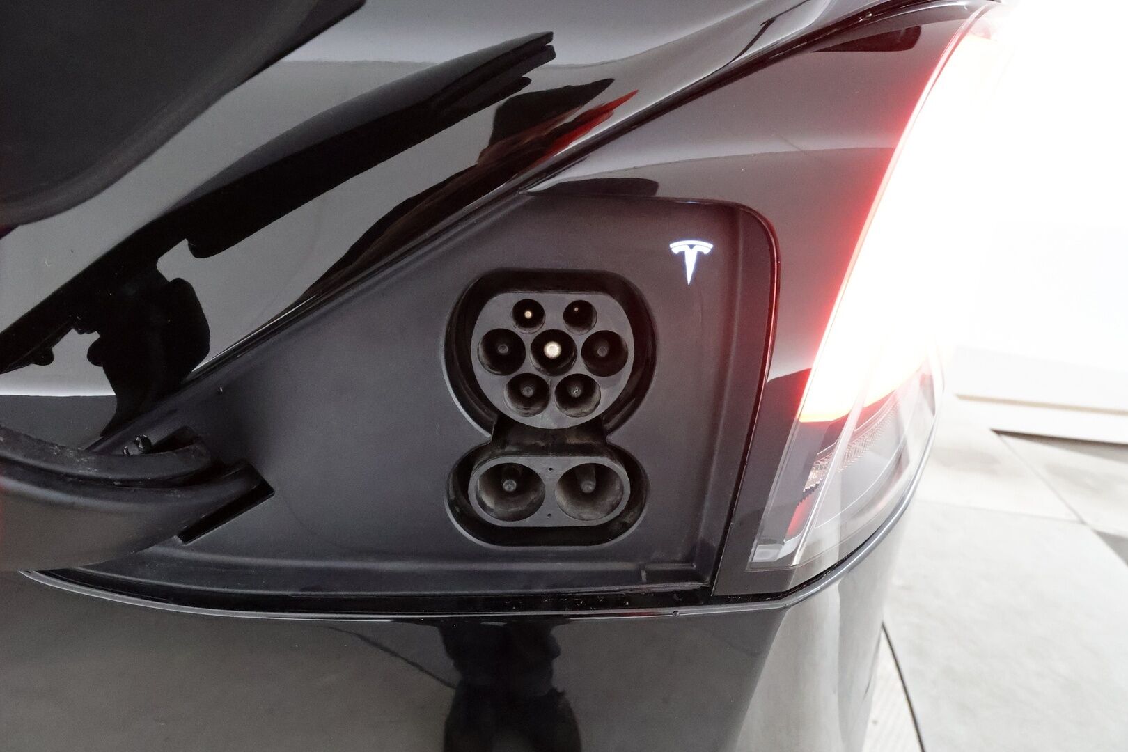 TESLA MODEL X 2023 Long Range AWD ** Lämpöpumppu / Koukku / Lasikatto / Adapt.Vakkari / Muistipenkki / P.Kamera / LED-valot / Navi ** - 2,99 % KORKOTARJOUS TÄHÄN AUTOON - 2x Latauskaapelit / Kahdet Renkaat