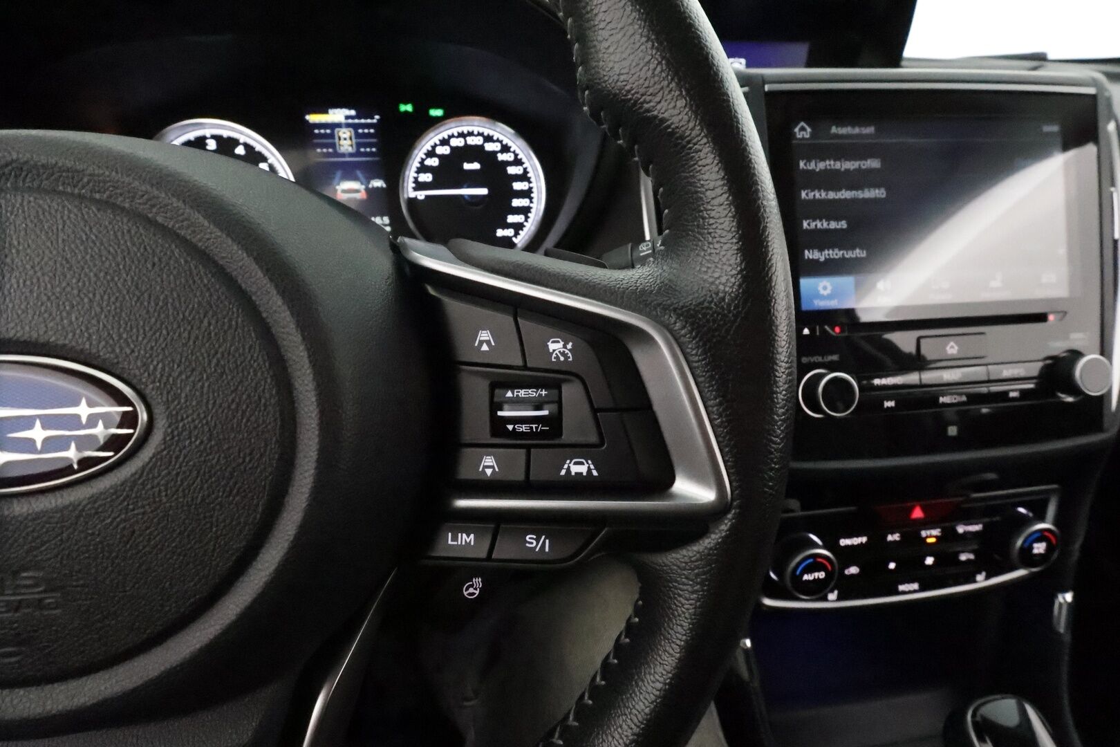 SUBARU FORESTER 2020 2,0i e-Boxer Ridge CVT ** Koukku / Adapt.Vakkari / P.Kamera / LED-valot / Muistipenkki / Navi / Kaistavahti / Keyless ** - 3,99 % KORKOTARJOUS TÄHÄN AUTOON - Kahdet Renkaat