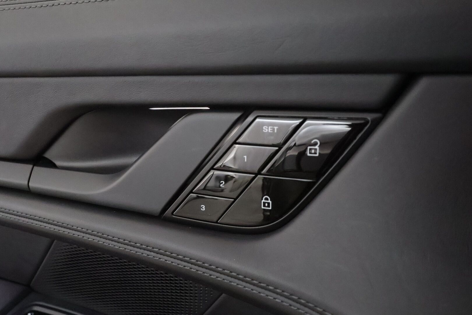 PORSCHE TAYCAN 2021 Turbo 680HV ** Sport Design / Sport Chrono / 18-suunt. ist. / Matrix PDLS+ / PSCB / InnoDrive / Bose / 360-kam. ** - 2,99 % KORKOTARJOUS TÄHÄN AUTOON - Akku kuntotarkastettu / Huippuvarusteet! / Upea kokonaisuus / Alcantara-katto