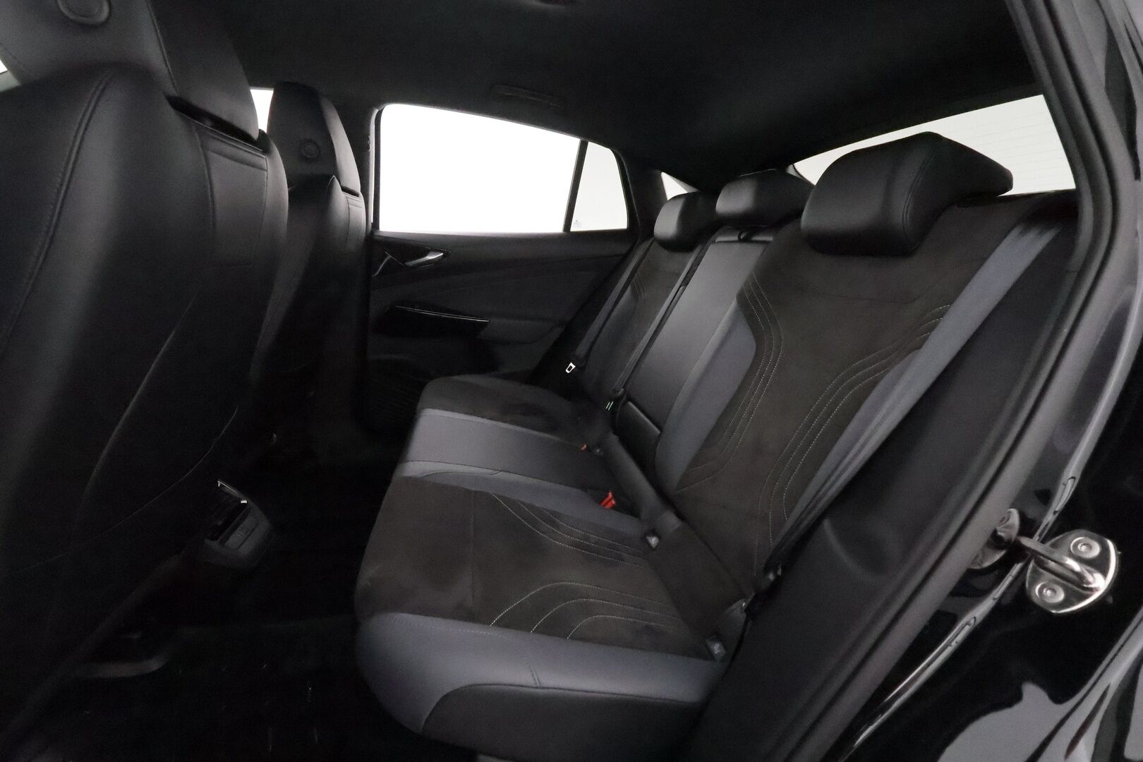 VOLKSWAGEN ID.5 2023 150kW Pro Performance ** Lämpöpumppu / 360° / Matrix-LED / Adapt.Vakkari / Hierovat Sporttipenkit Muistilla / Navi ** - 3,99 % KORKOTARJOUS TÄHÄN AUTOON - Kahdet Renkaat / Akku Kuntotarkistettu!