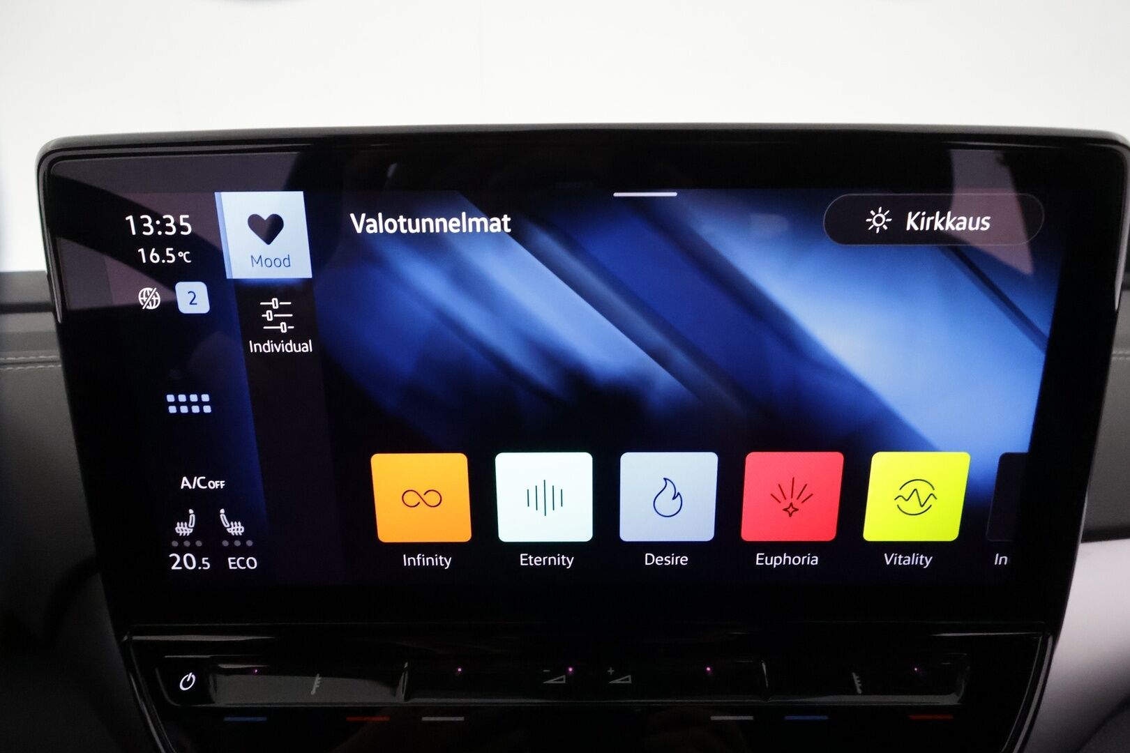 VOLKSWAGEN ID.5 2023 150kW Pro Performance ** Lämpöpumppu / 360° / Matrix-LED / Adapt.Vakkari / Hierovat Sporttipenkit Muistilla / Navi ** - 3,99 % KORKOTARJOUS TÄHÄN AUTOON - Kahdet Renkaat / Akku Kuntotarkistettu!