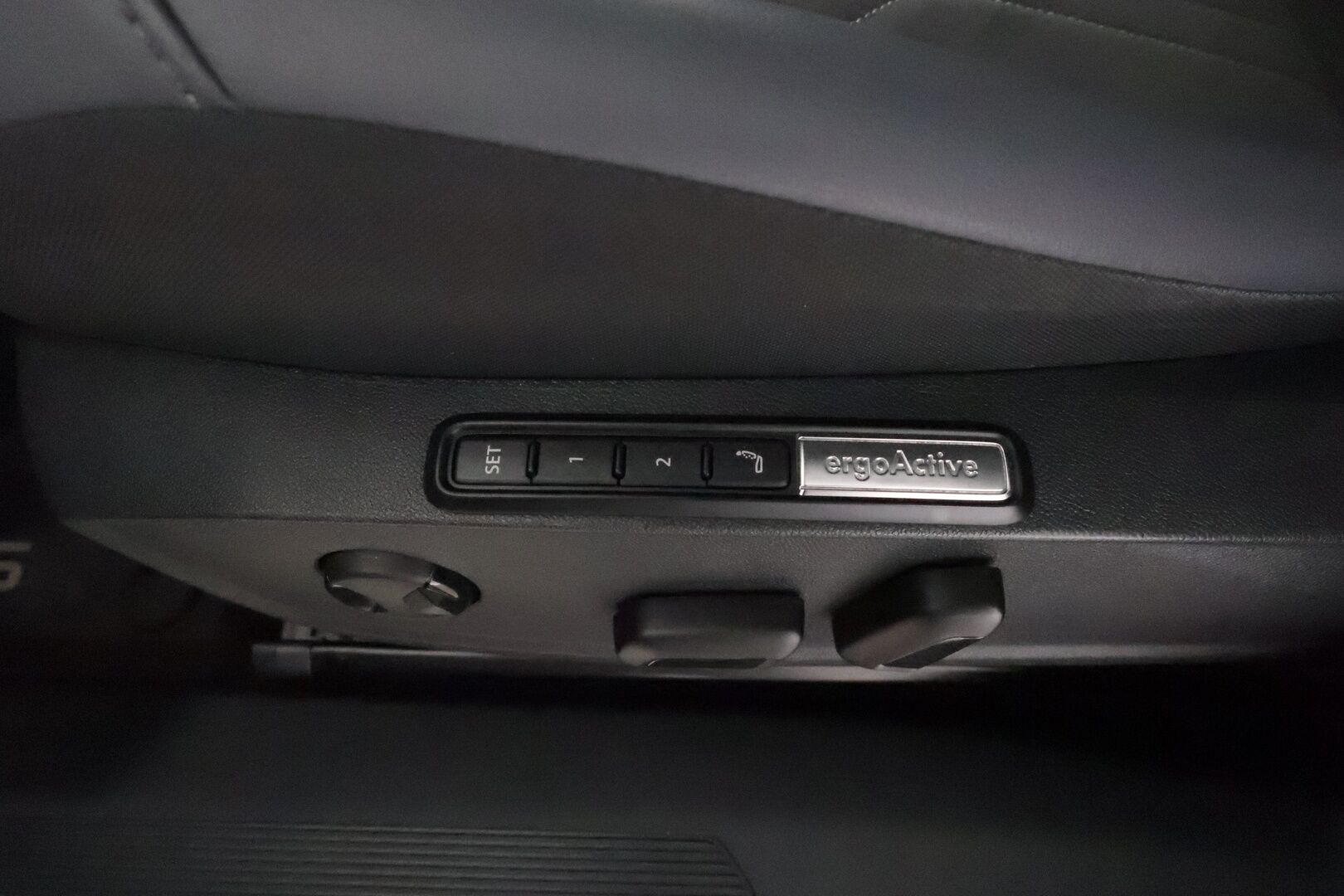 VOLKSWAGEN ID.5 2023 150kW Pro Performance ** Lämpöpumppu / 360° / Matrix-LED / Adapt.Vakkari / Hierovat Sporttipenkit Muistilla / Navi ** - 3,99 % KORKOTARJOUS TÄHÄN AUTOON - Kahdet Renkaat / Akku Kuntotarkistettu!