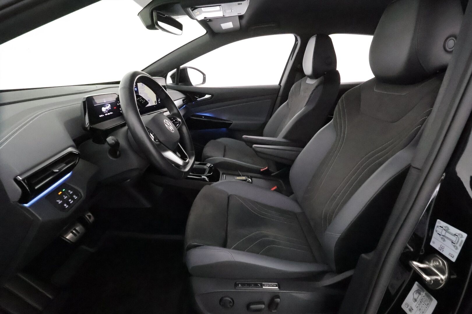 VOLKSWAGEN ID.5 2023 150kW Pro Performance ** Lämpöpumppu / 360° / Matrix-LED / Adapt.Vakkari / Hierovat Sporttipenkit Muistilla / Navi ** - 3,99 % KORKOTARJOUS TÄHÄN AUTOON - Kahdet Renkaat / Akku Kuntotarkistettu!