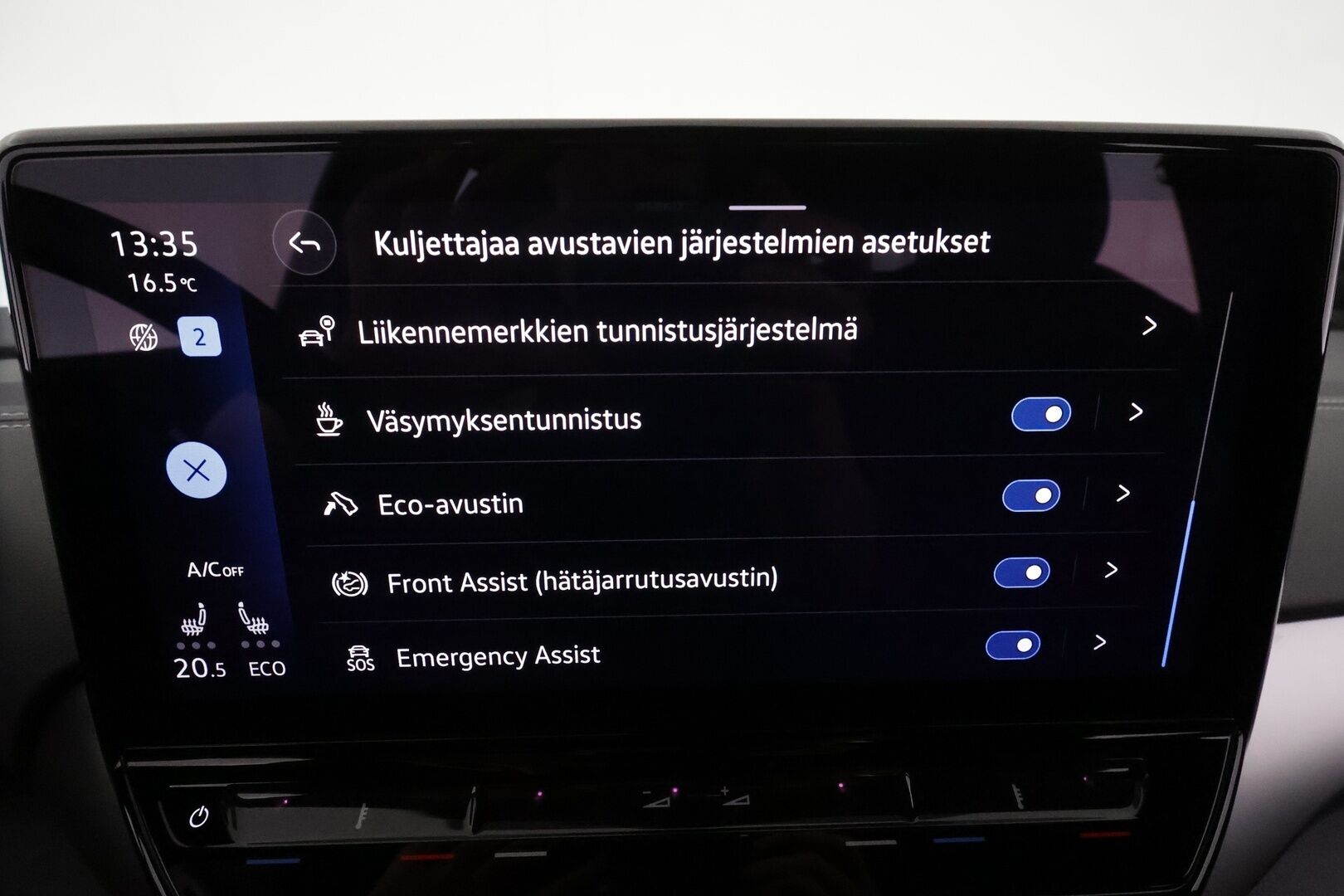 VOLKSWAGEN ID.5 2023 150kW Pro Performance ** Lämpöpumppu / 360° / Matrix-LED / Adapt.Vakkari / Hierovat Sporttipenkit Muistilla / Navi ** - 3,99 % KORKOTARJOUS TÄHÄN AUTOON - Kahdet Renkaat / Akku Kuntotarkistettu!