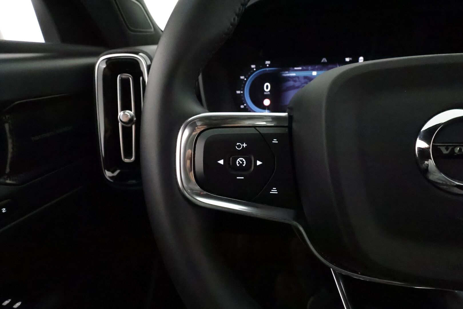 Volvo C40 2022 Recharge Twin ** 360° / Lämpöpumppu / Adapt.Vakkari / Pixel-LED / Harman/Kardon / Sporttipenkki Muistilla / Navi ** - 3,99 % KORKOTARJOUS TÄHÄN AUTOON - Akku kuntotarkatettu
