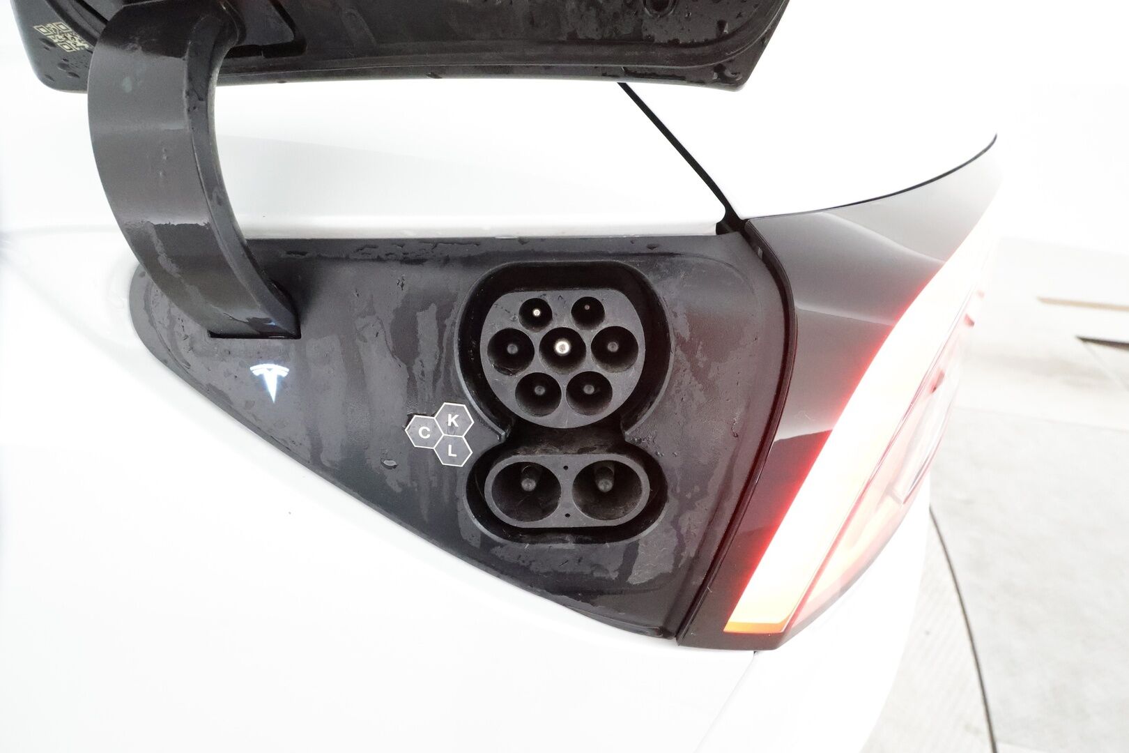 TESLA MODEL 3 2024 Highland Long Range AWD ** Lasikatto / Lämpöpumppu / Koukku / Matrix-LED / P.Kamera / Ilmastoitu Muistipenkki ** - 3,99 % KORKOTARJOUS TÄHÄN AUTOON - 2x Latauskaapelit / Kahdet Renkaat